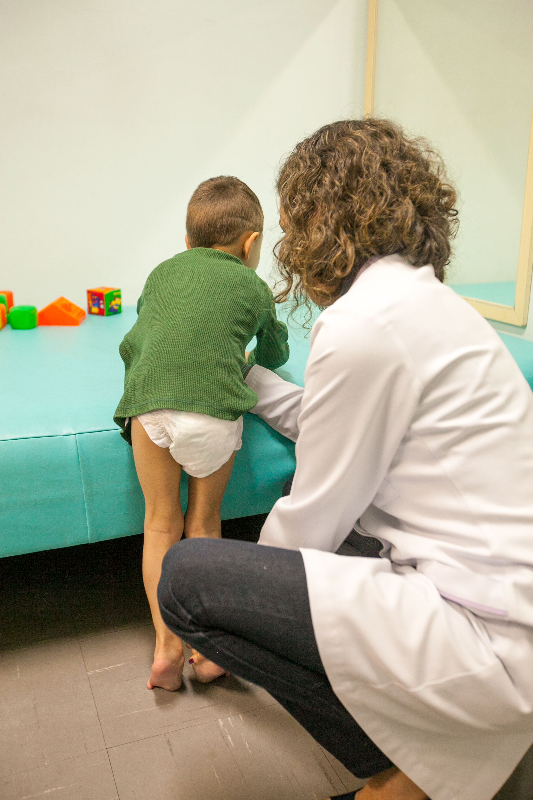 Jonas Jackson Waltrick Júnior, 4 anos e Cristiane Carqueja, Médica Especialista em Medicina Física e Reabilitação - Toxina Botulínica é Aplicada Gratuitamente pelo Centro Catarinense de Reabilitação.