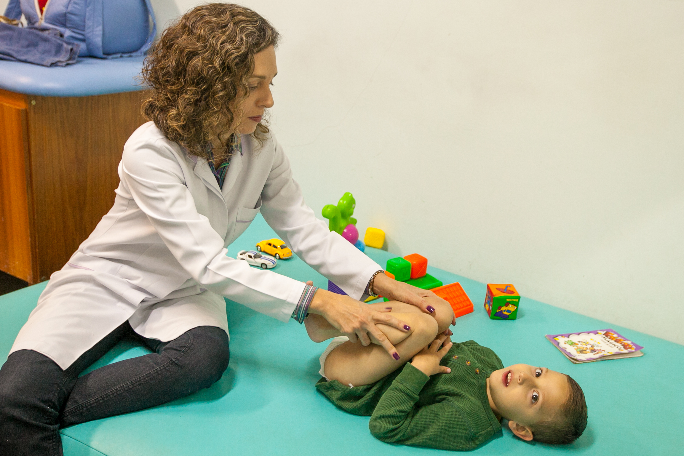 Cristiane Carqueja, Médica Especialista em Medicina Física e Reabilitação e Jonas Jackson Waltrick Júnior, 4 anos - Toxina Botulínica é Aplicada Gratuitamente pelo Centro Catarinense de Reabilitação.