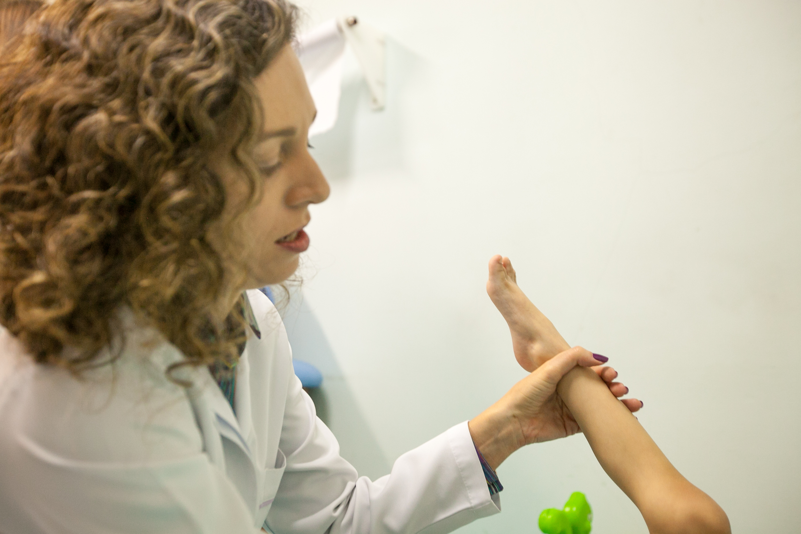 Cristiane Carqueja, Médica Especialista em Medicina Física e Reabilitação - Toxina Botulínica é Aplicada Gratuitamente pelo Centro Catarinense de Reabilitação.