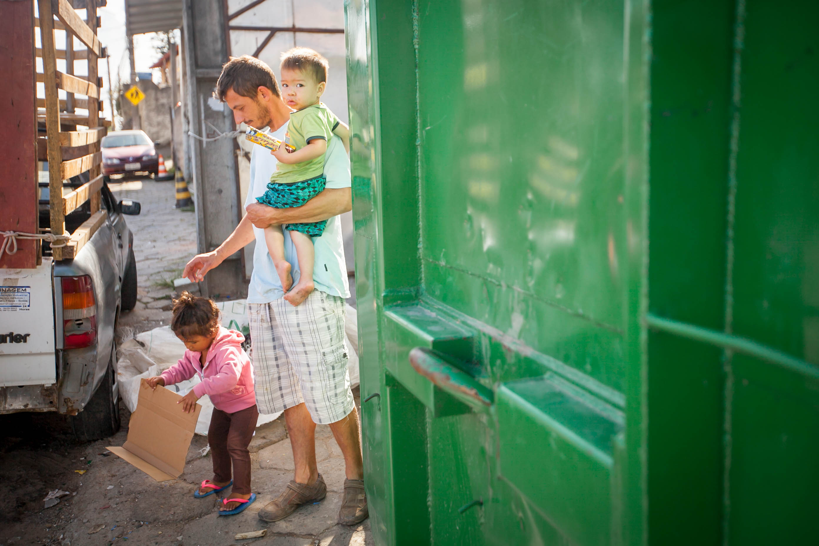 Flavio Soares e seus filhos, moradores da Vila Aparecida - Projeto Cidades Invisíveis