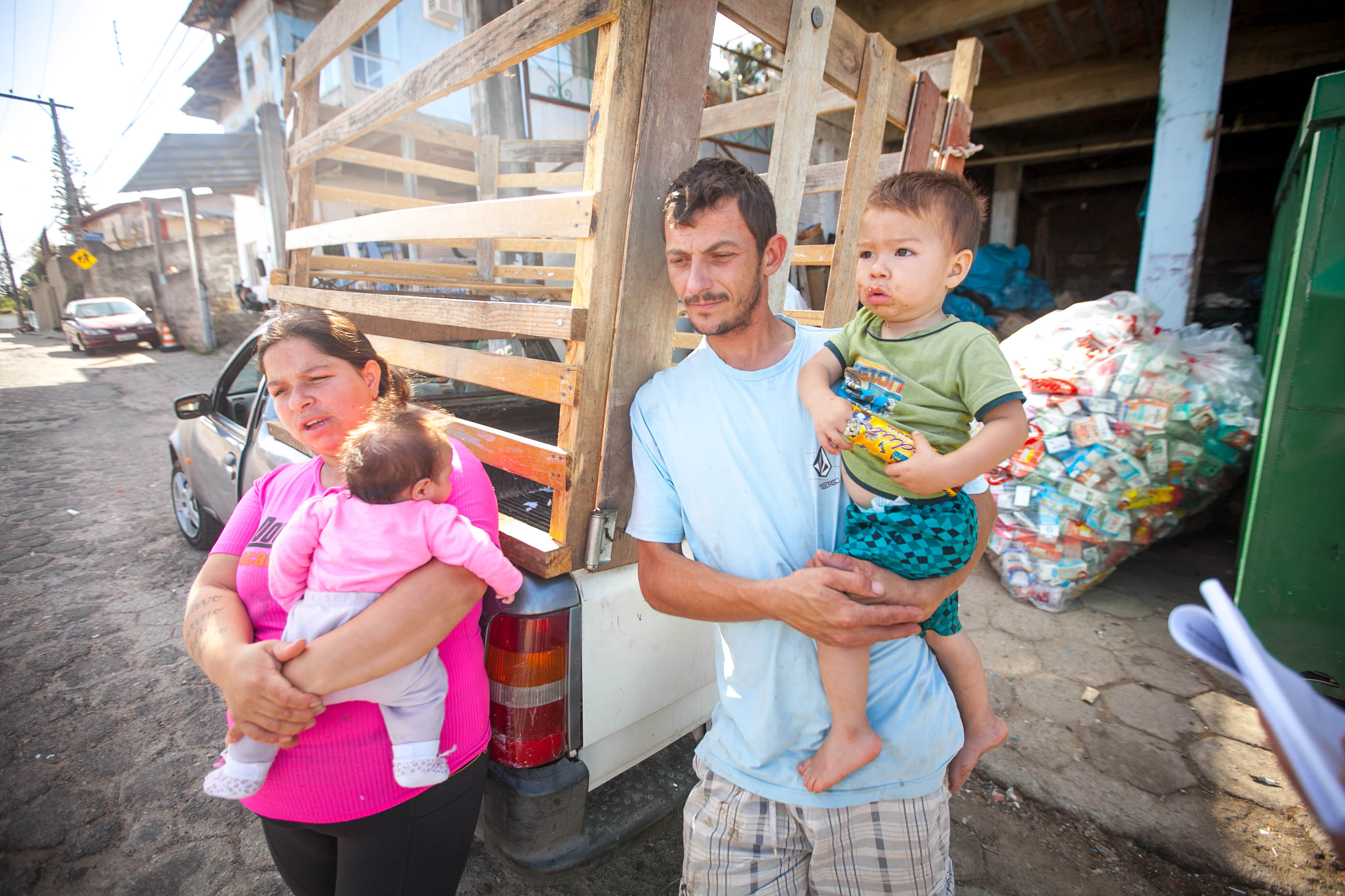 Luciana Rodrigues dos Santos. Flavio Soares e seus filhos, moradores da Vila Aparecida - Projeto Cidades Invisíveis