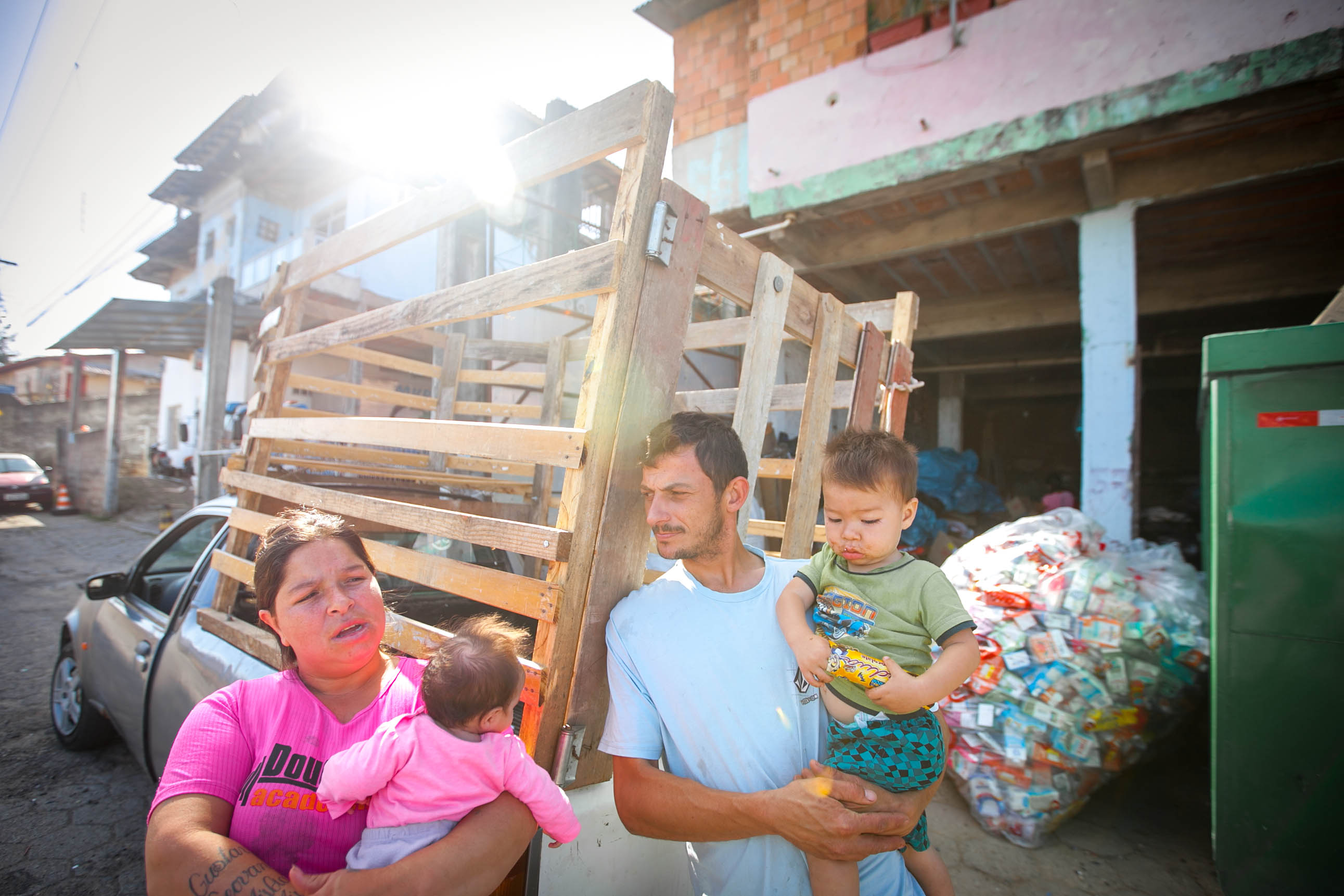 Luciana Rodrigues dos Santos. Flavio Soares e seus filhos, moradores da Vila Aparecida - Projeto Cidades Invisíveis