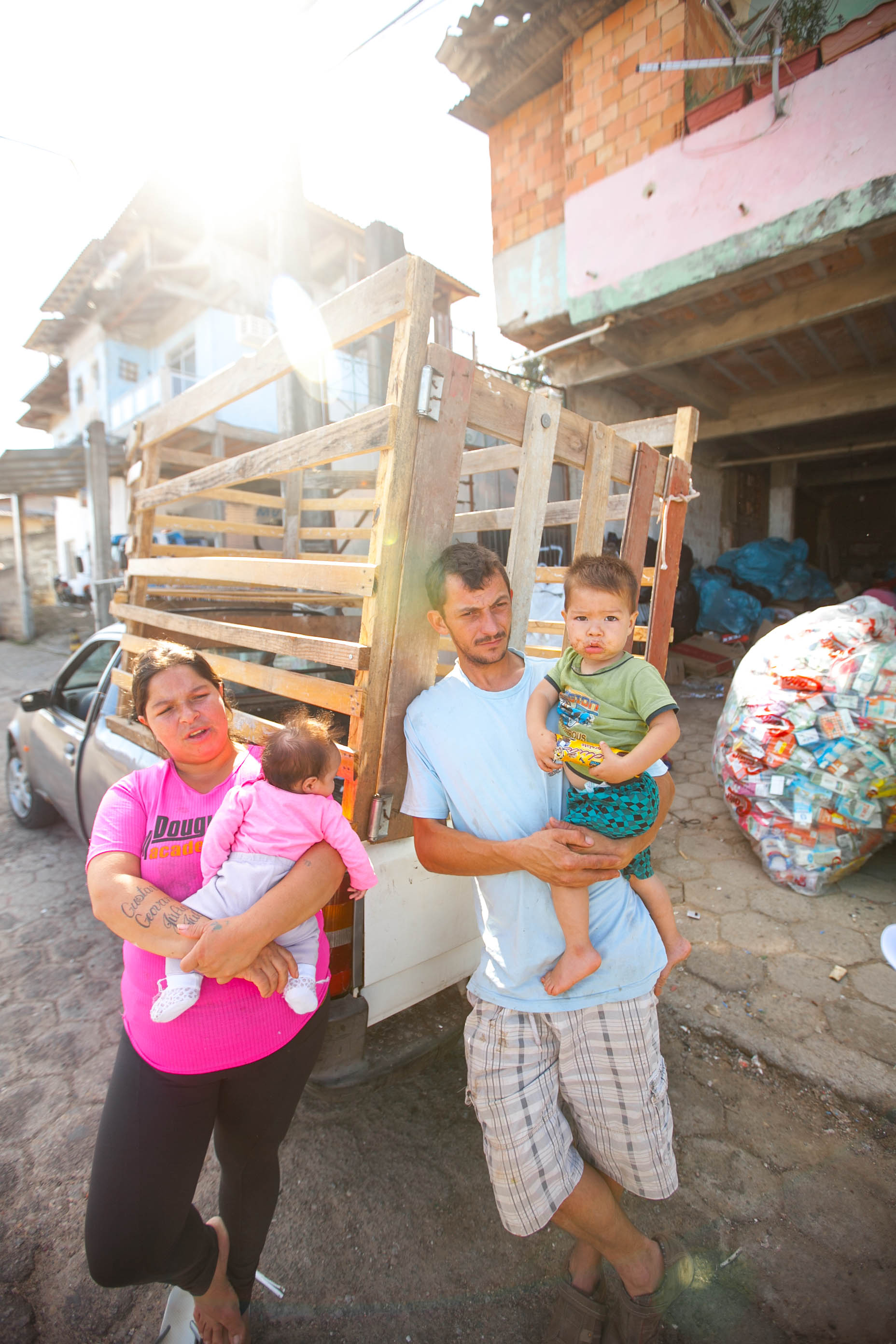 Luciana Rodrigues dos Santos. Flavio Soares e seus filhos, moradores da Vila Aparecida - Projeto Cidades Invisíveis