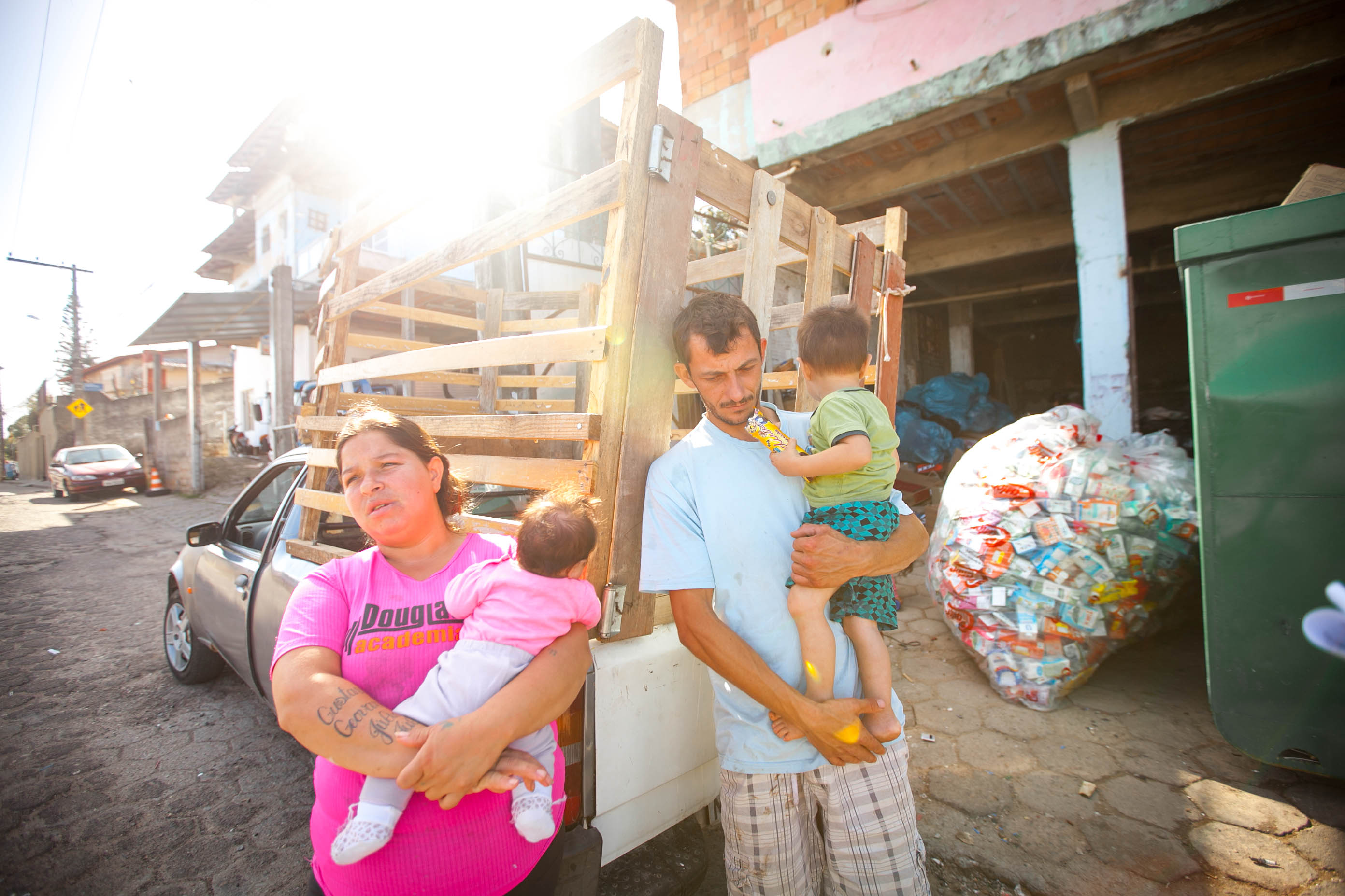 Luciana Rodrigues dos Santos. Flavio Soares e seus filhos, moradores da Vila Aparecida - Projeto Cidades Invisíveis