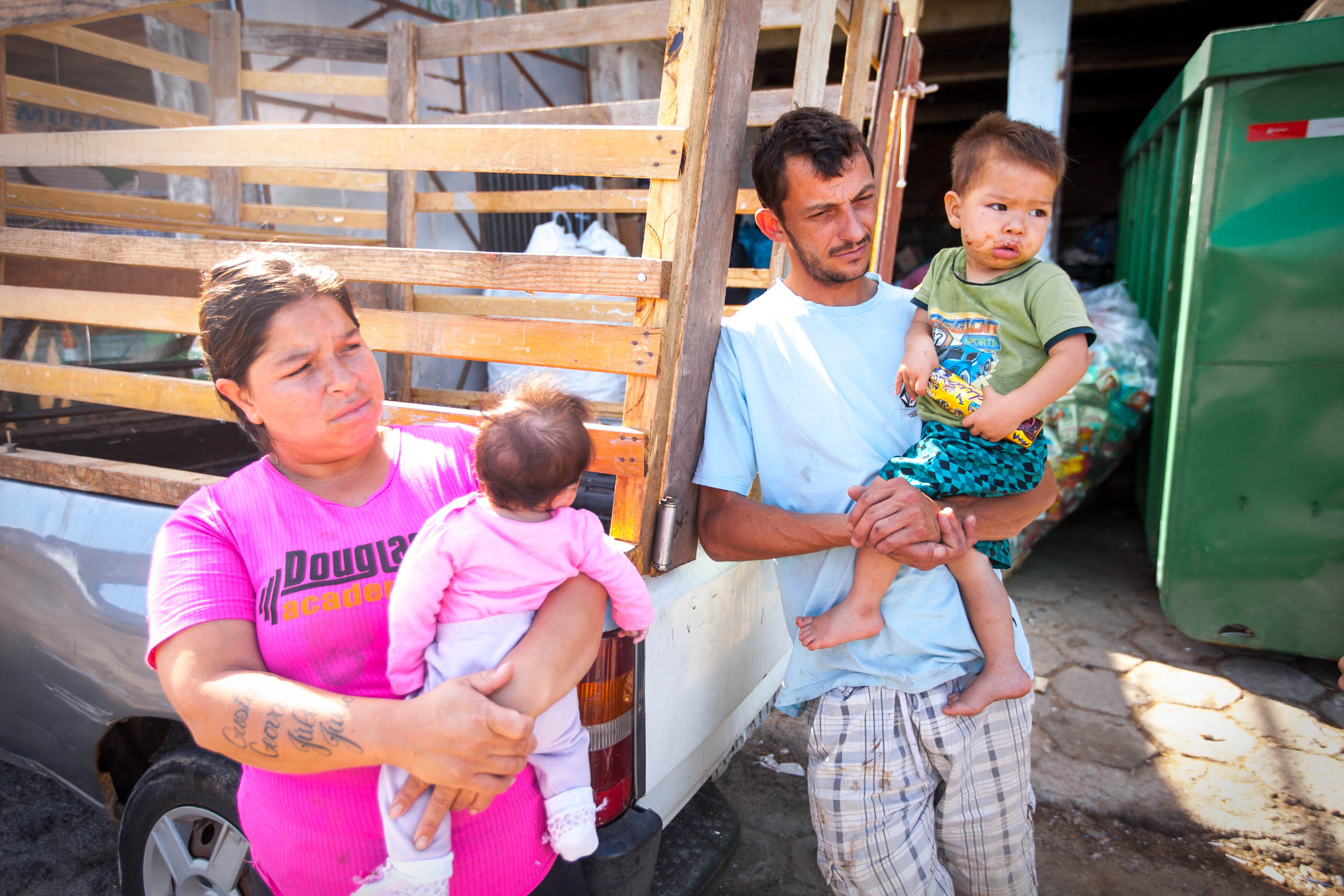 Luciana Rodrigues dos Santos. Flavio Soares e seus filhos, moradores da Vila Aparecida - Projeto Cidades Invisíveis