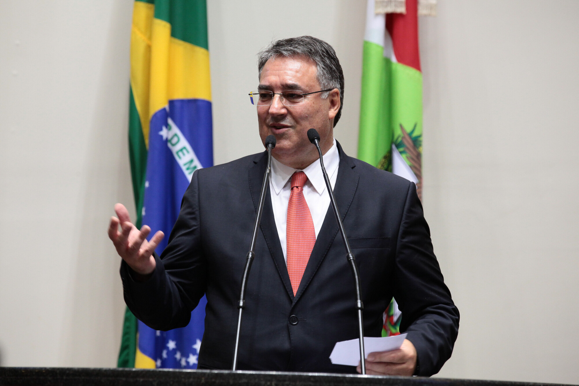 Raimundo Colombo, governador do Estado.