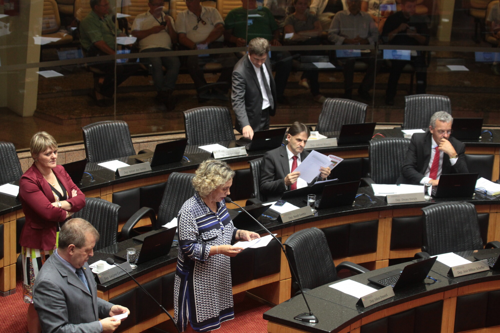 Audiência pública interrompida intensifica debates no plenário