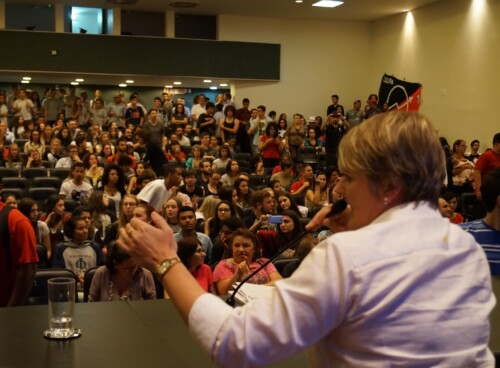 Luciane desafia deputados a conhecerem escolas ocupadas em SC
