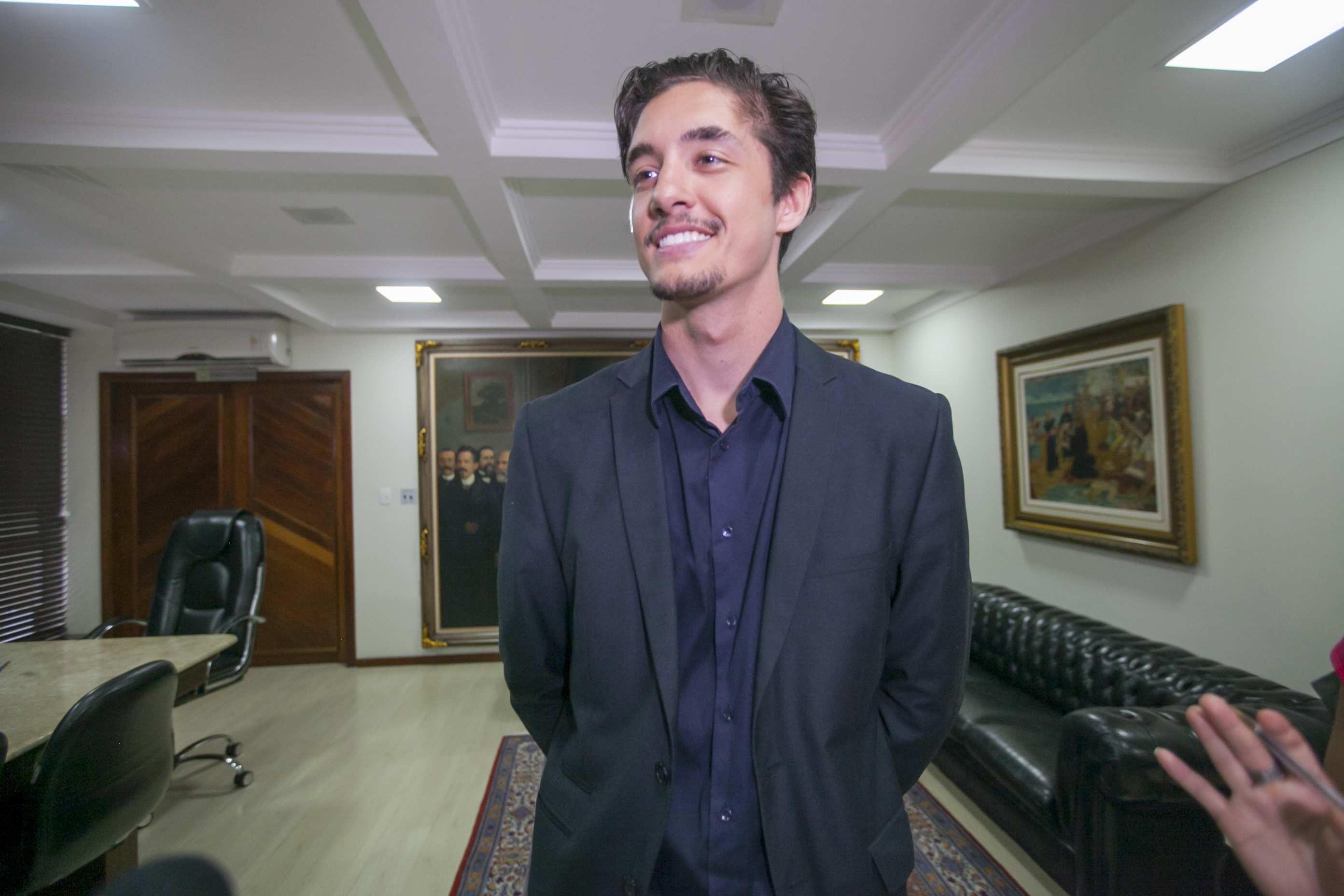 Yuri Kuzniecow, presidente da Federação das Empresa Juniores de Santa Catarina - Membros da FEJESC agradecem o apoio da ALESC para a realização do JEWC