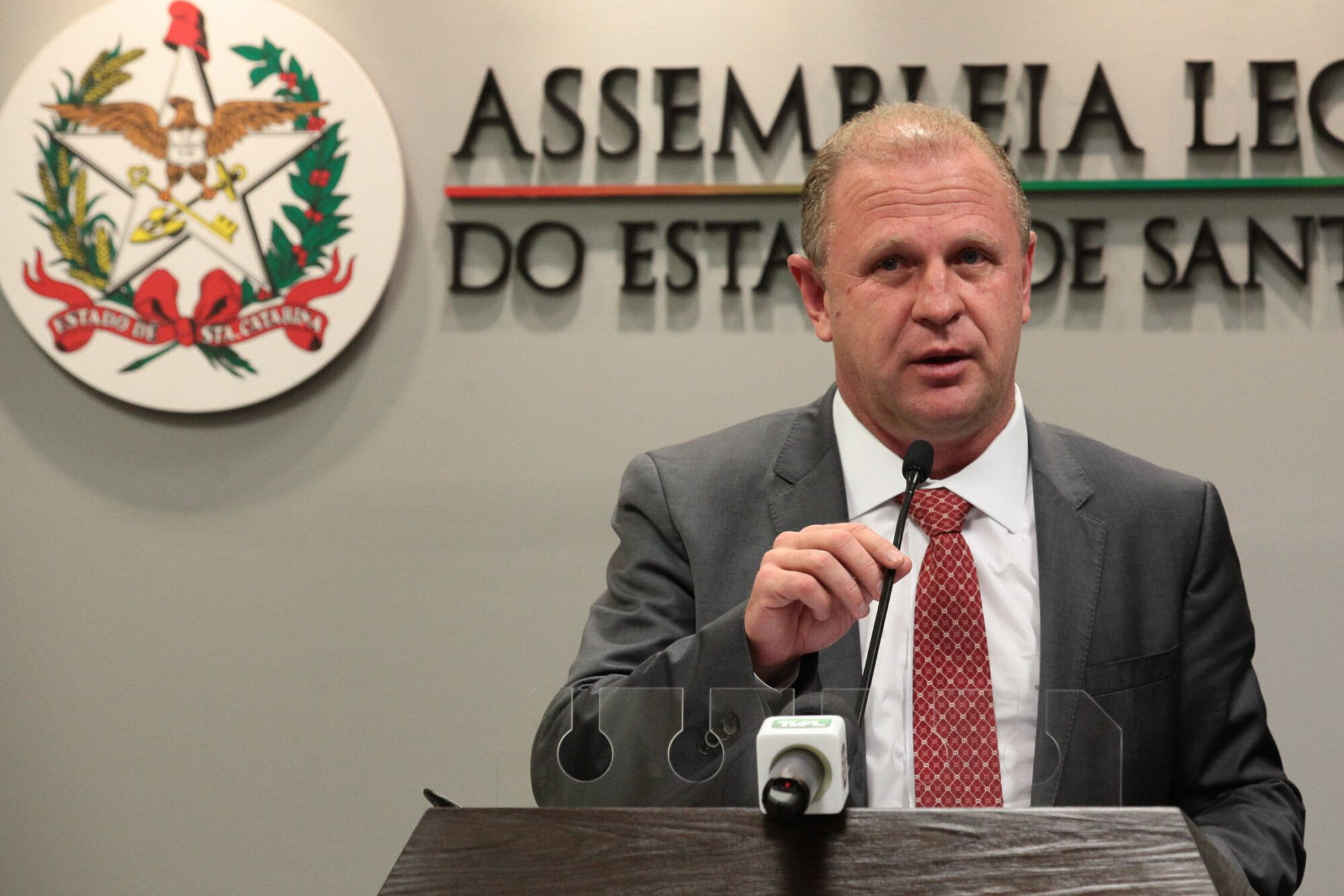 Presidente da Alesc, deputado Gelson Merisio, promulga PEC da Saúde