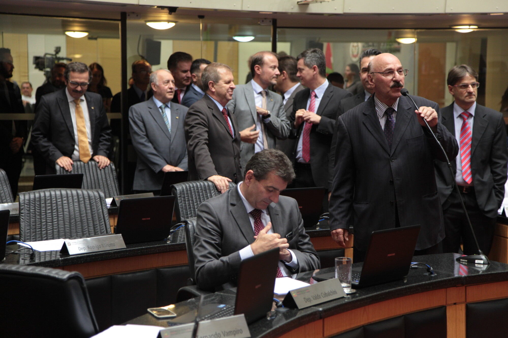 Aldo Schneider renuncia e Antonio Aguiar é eleito vice-presidente da Assembleia