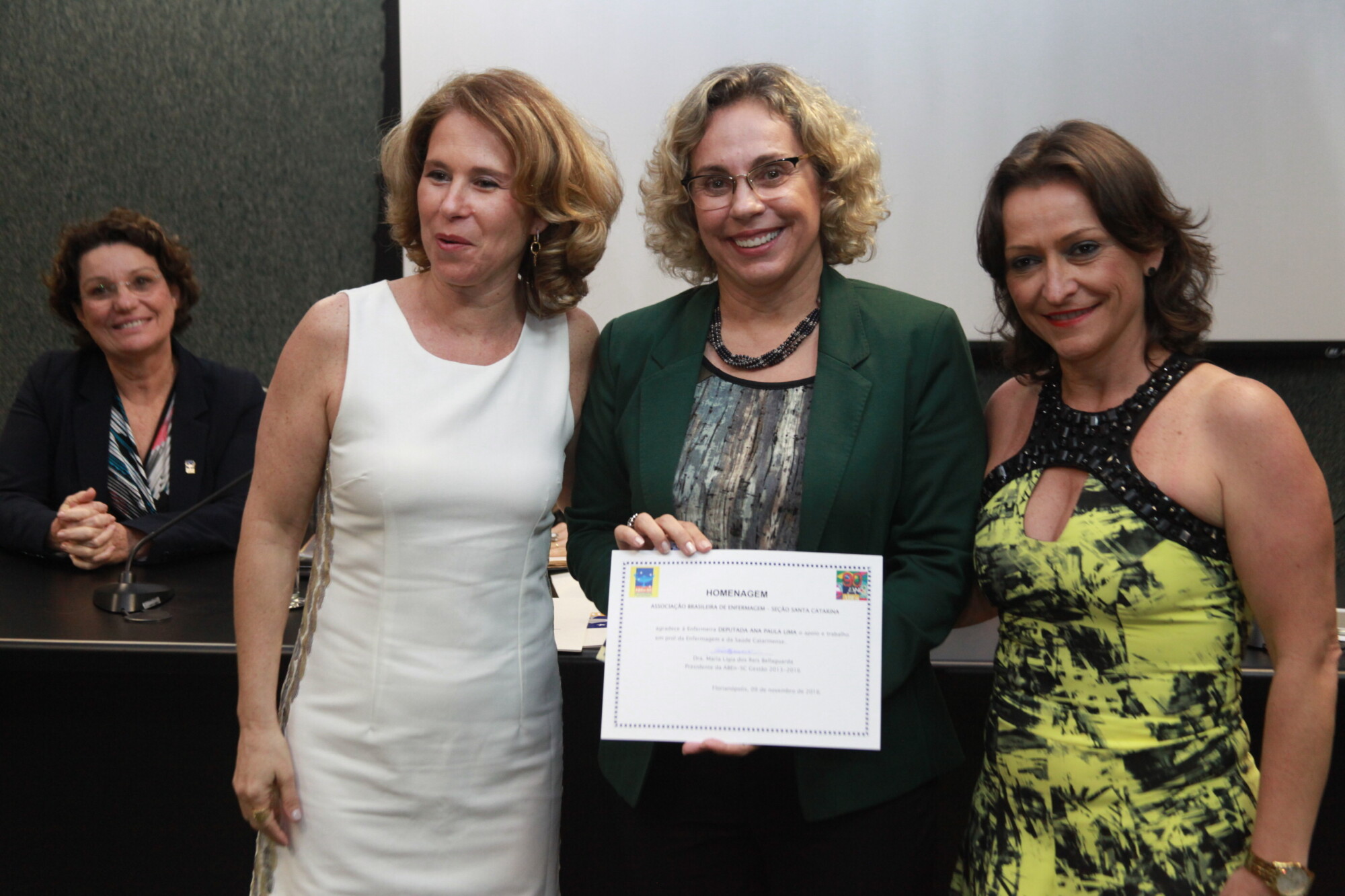 Maria Lígia e Mágada prestaram homenagem à deputada Ana Paula Lima