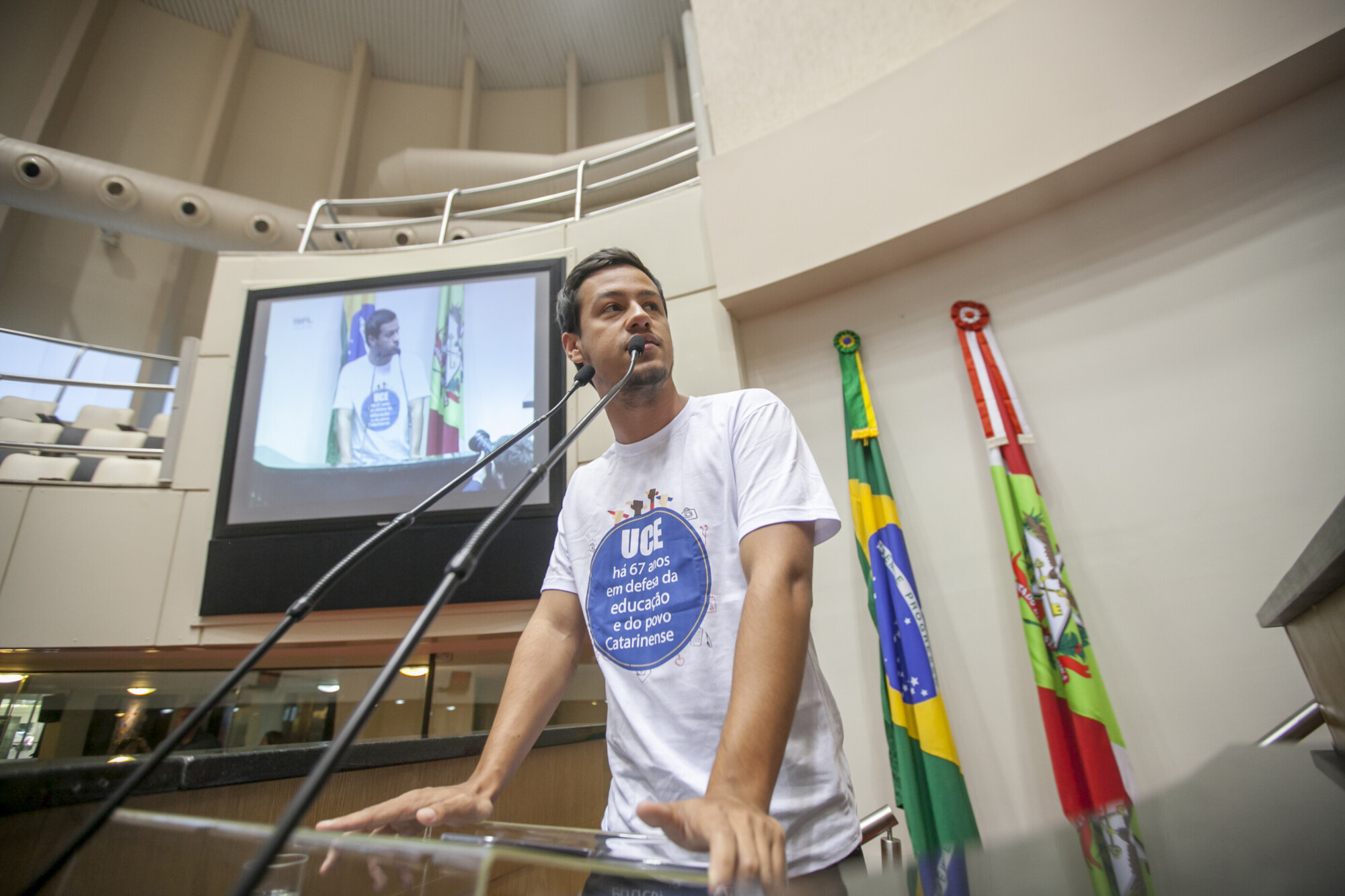Na tribuna, presidente da UCE defende movimento de ocupação de escolas