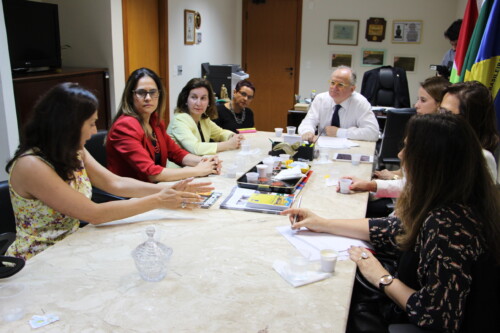 Nova lei cria dificuldades de adoção: Dr. Vicente recebe magistrados