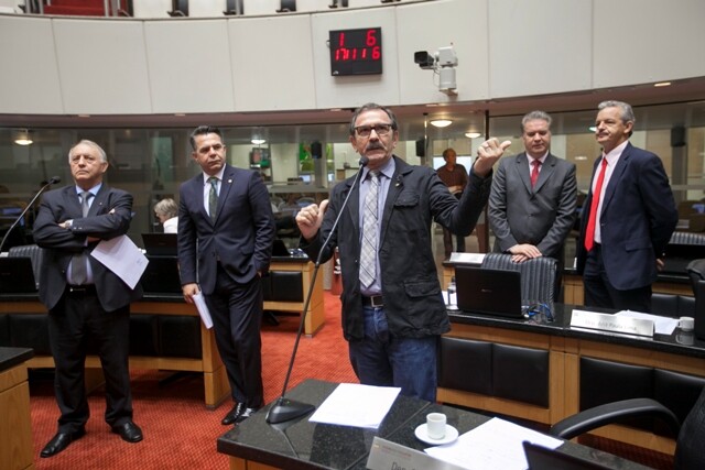 Deputados cumprimentaram presidente da entidade pelo trabalho realizado