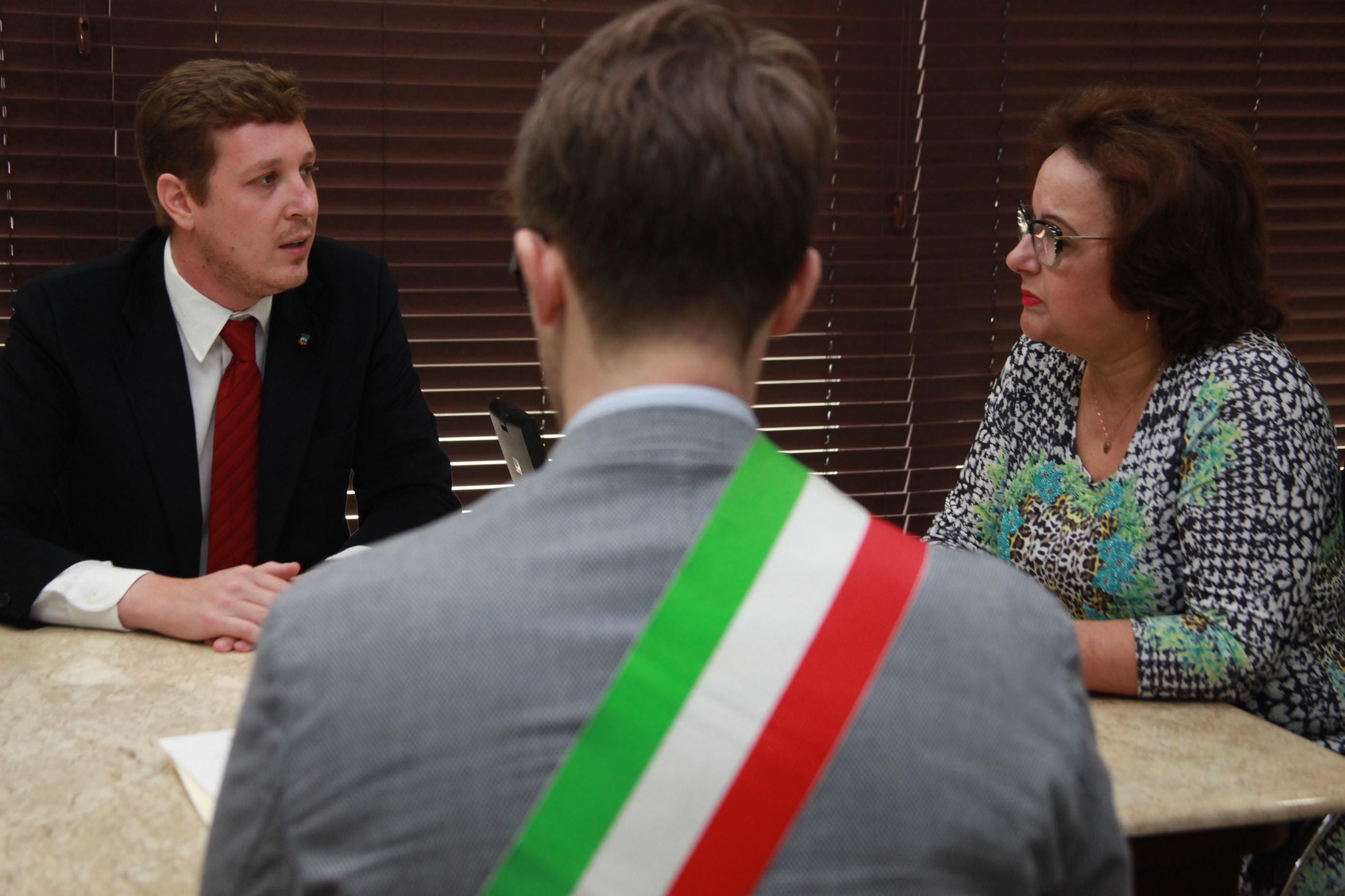 Deputada Dirce Heiderscheidt Recebe Comitiva Italiana em Visita à Alesc.