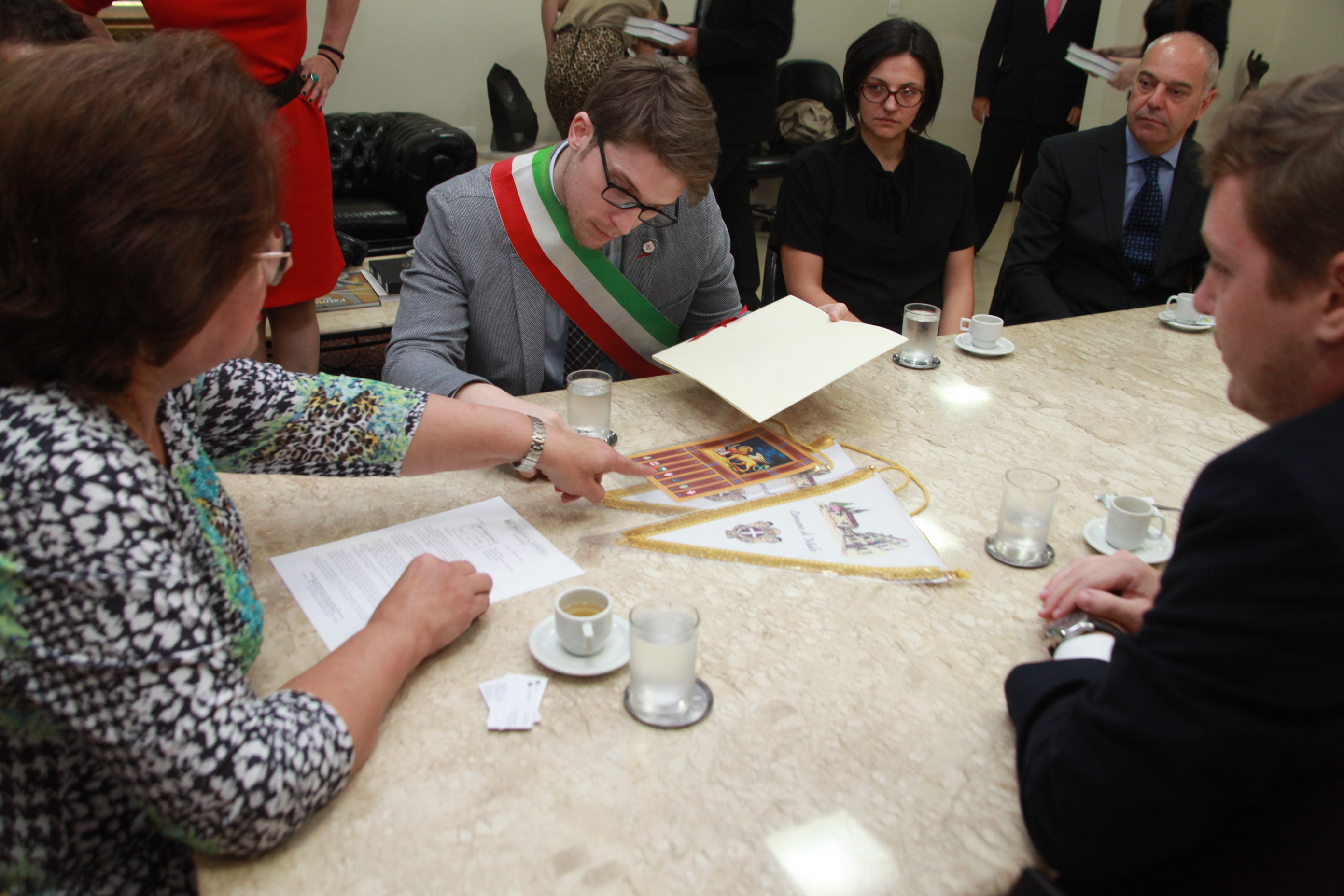 Deputada Dirce Heiderscheidt Recebe Comitiva Italiana em Visita à Alesc.
