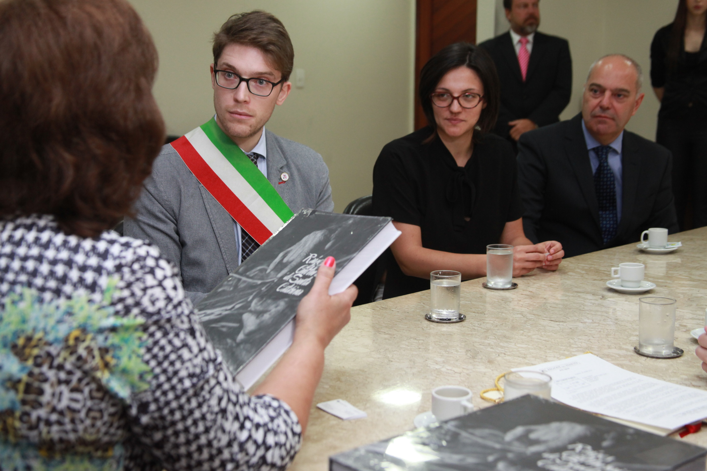 Deputada Dirce Heiderscheidt Recebe Comitiva Italiana em Visita à Alesc.