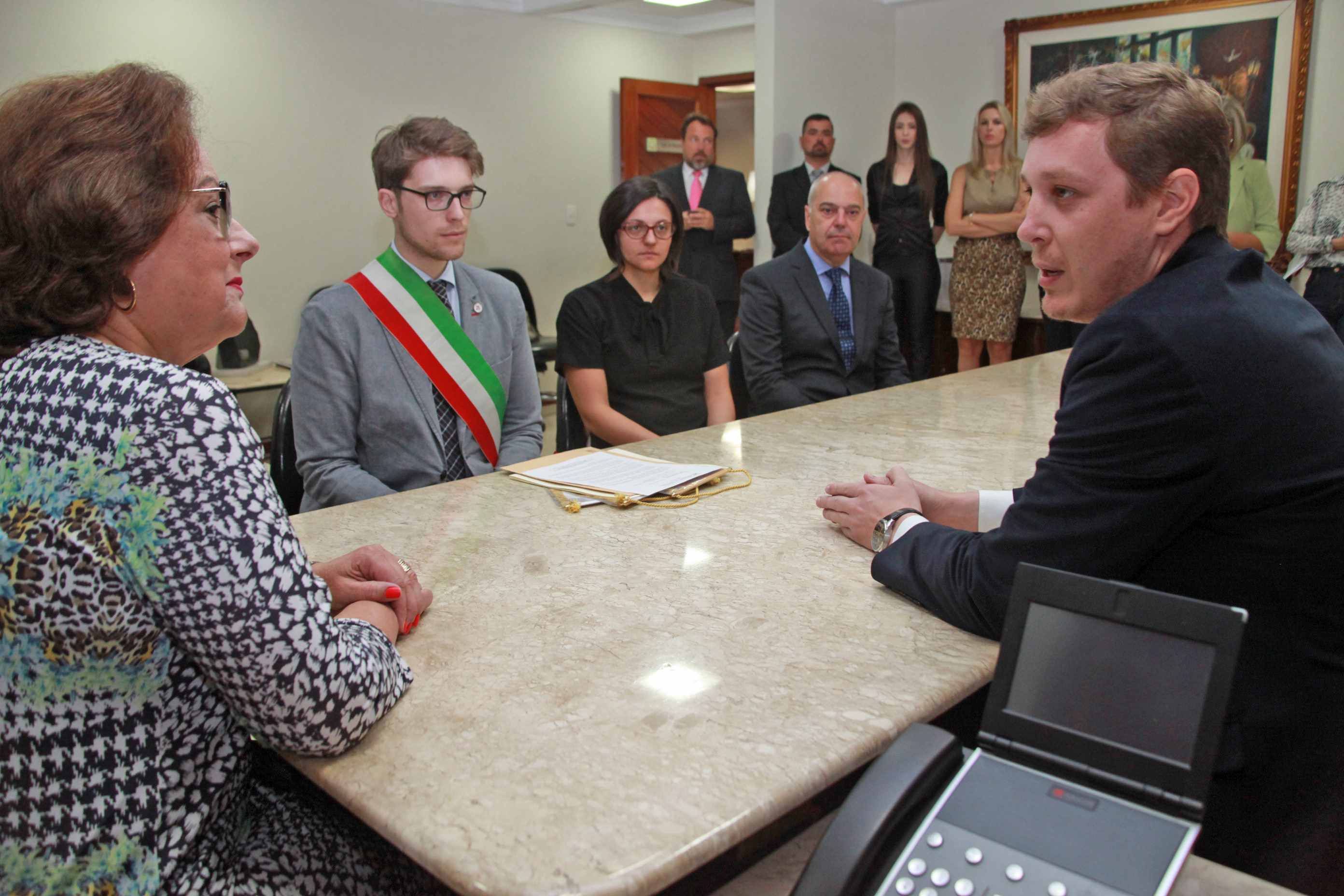 Deputada Dirce Heiderscheidt Recebe Comitiva Italiana em Visita à Alesc