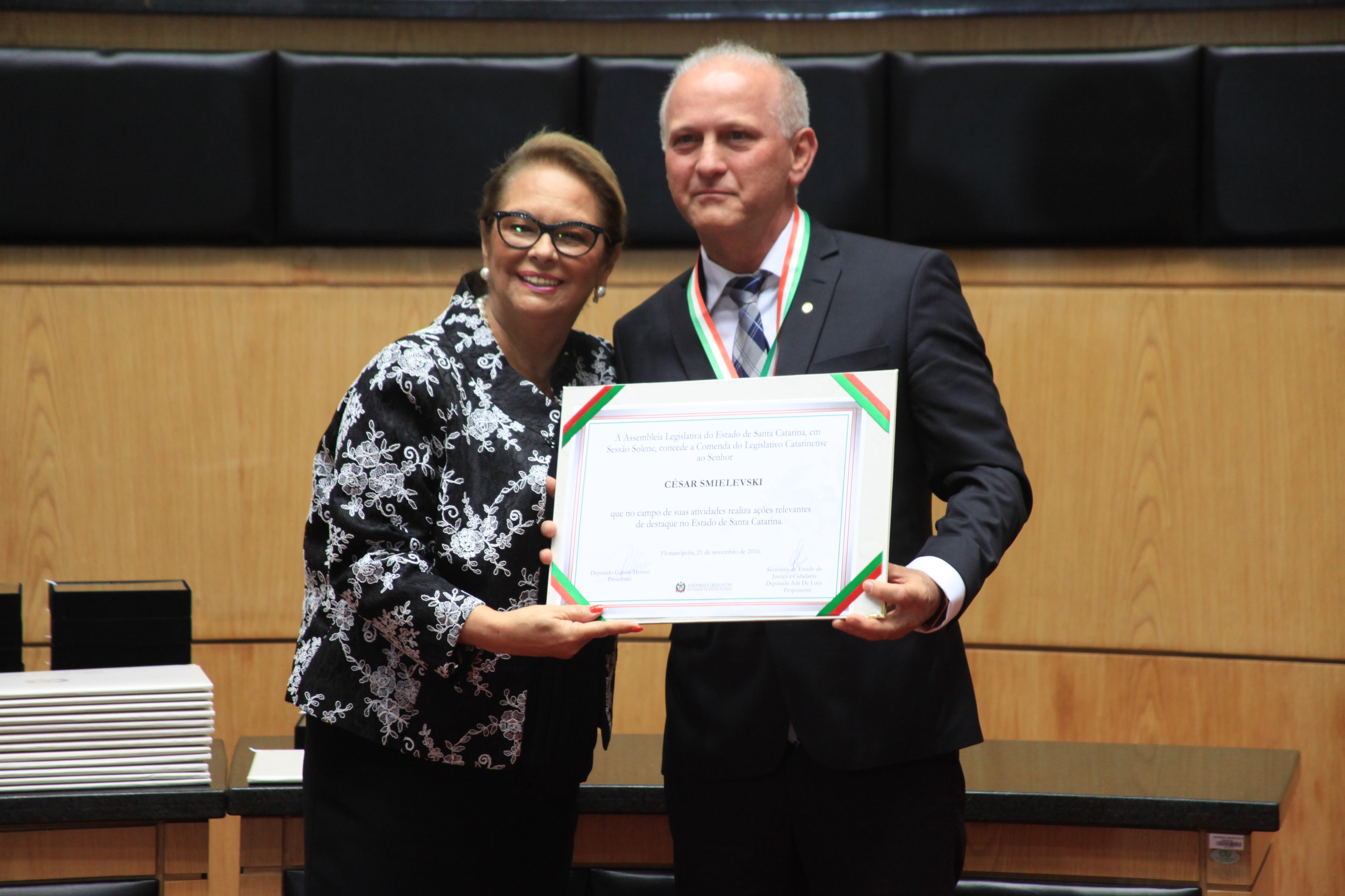 Homenageados na Solenidade de concessão da Comenda do Legislativo Catarinense.