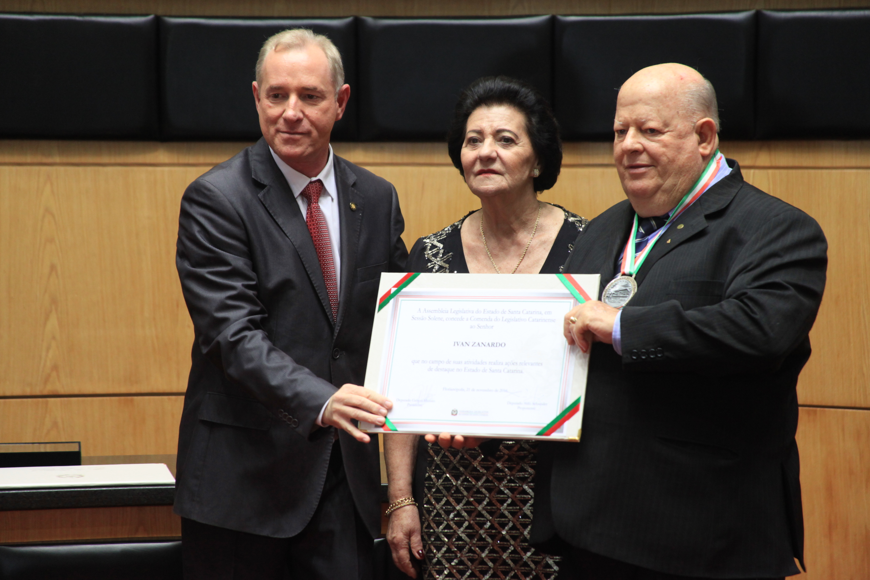 Homenageados na Solenidade de concessão da Comenda do Legislativo Catarinense.
