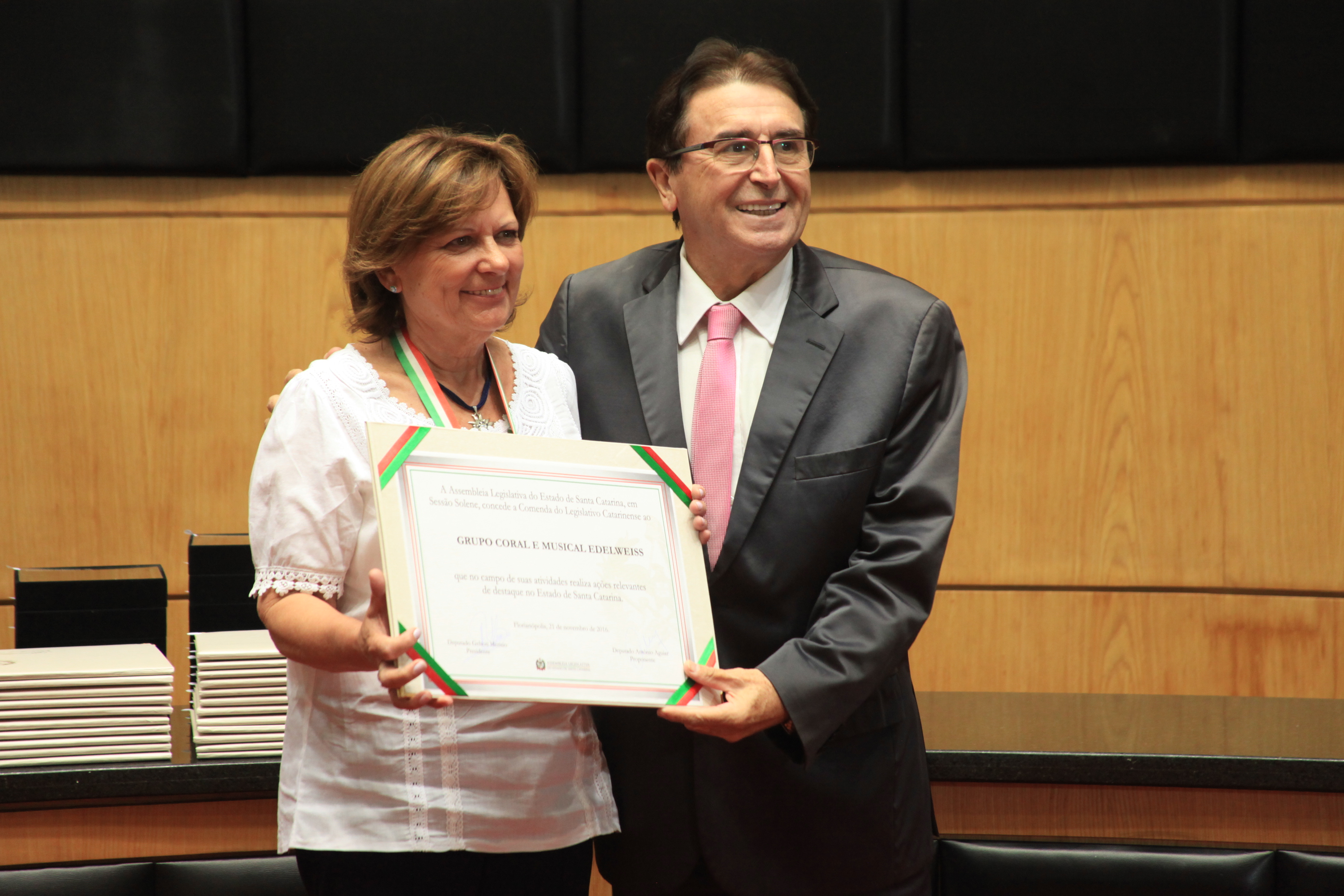 Homenageados na Solenidade de concessão da Comenda do Legislativo Catarinense.