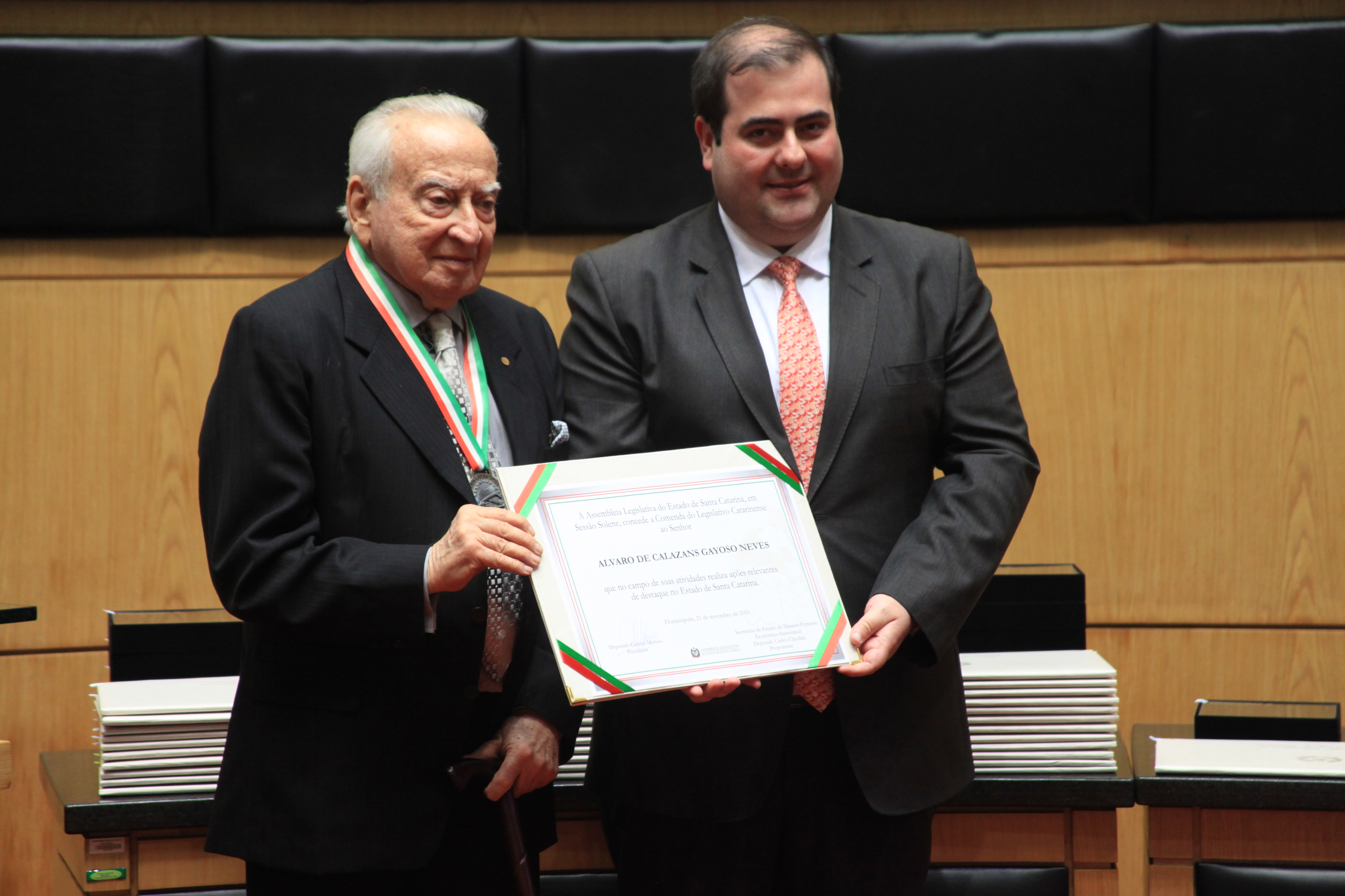 Homenageados na Solenidade de concessão da Comenda do Legislativo Catarinense.