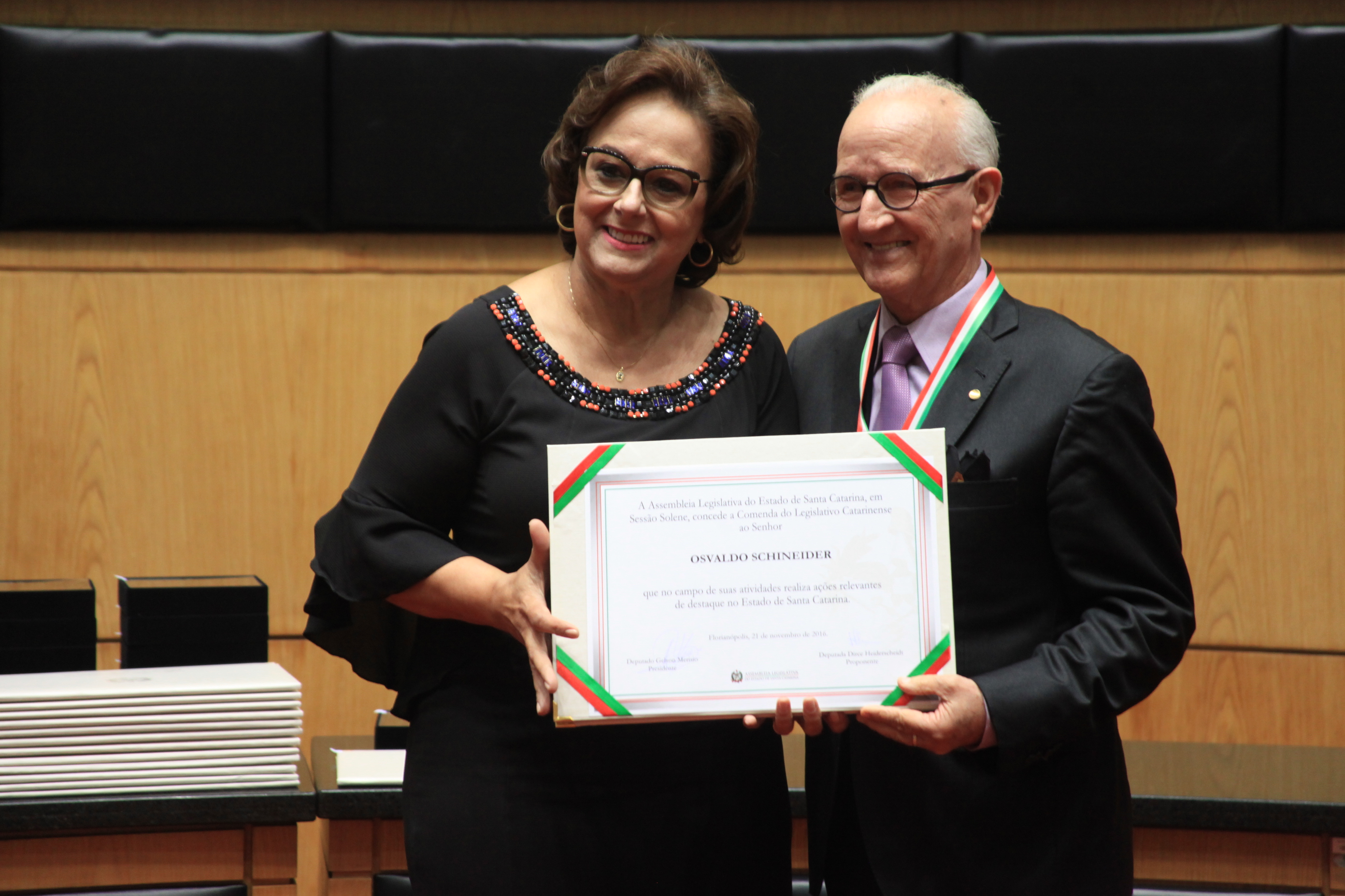 Homenageados na Solenidade de concessão da Comenda do Legislativo Catarinense.