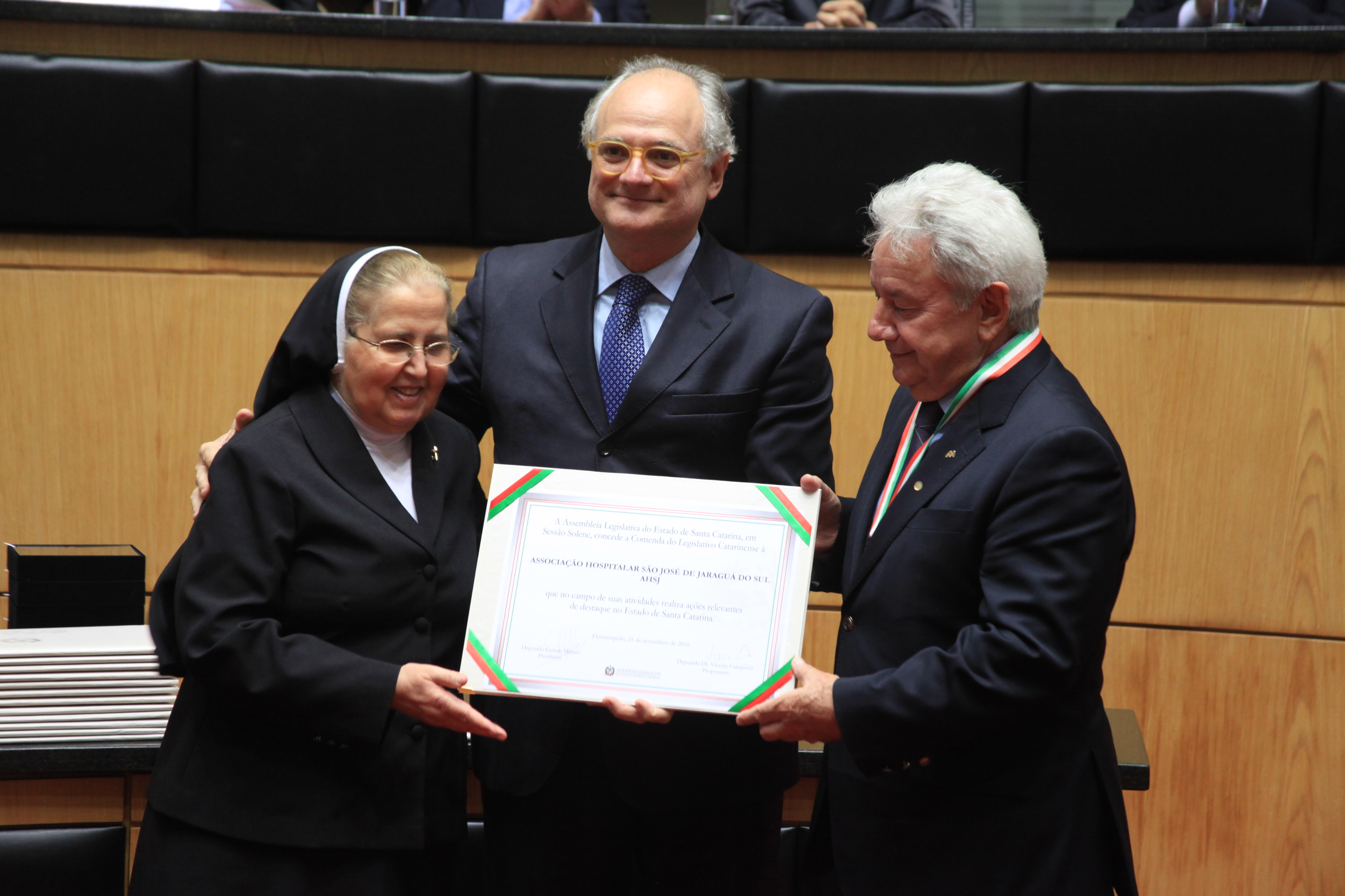 Homenageados na Solenidade de concessão da Comenda do Legislativo Catarinense.