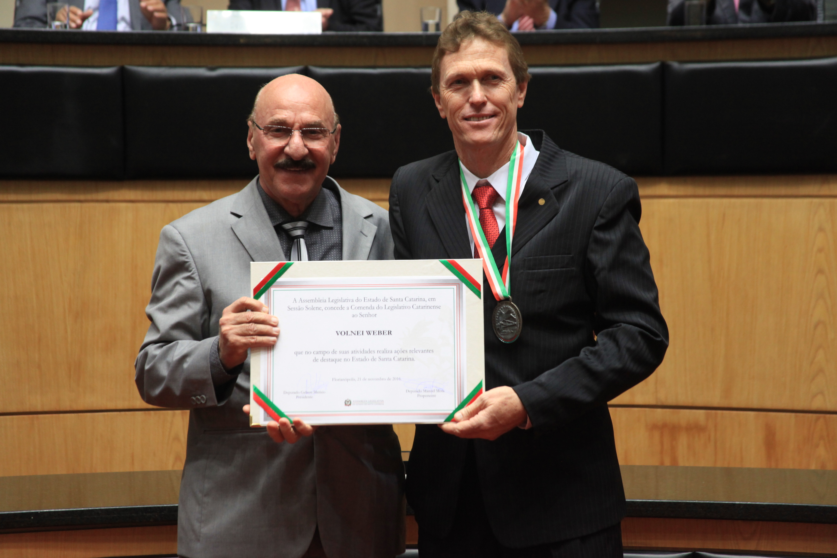 Homenageados na Solenidade de concessão da Comenda do Legislativo Catarinense.