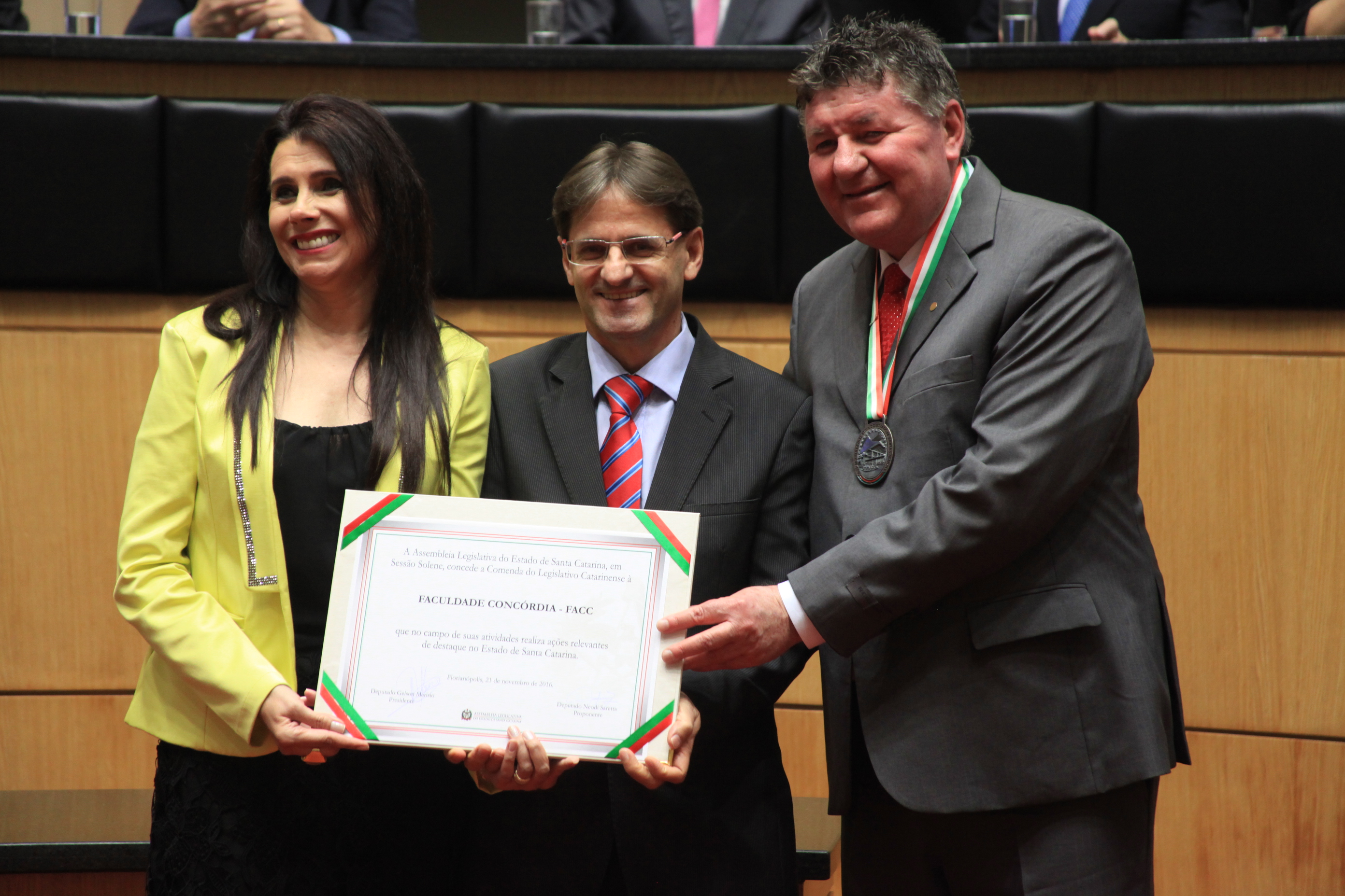 Homenageados na Solenidade de concessão da Comenda do Legislativo Catarinense.