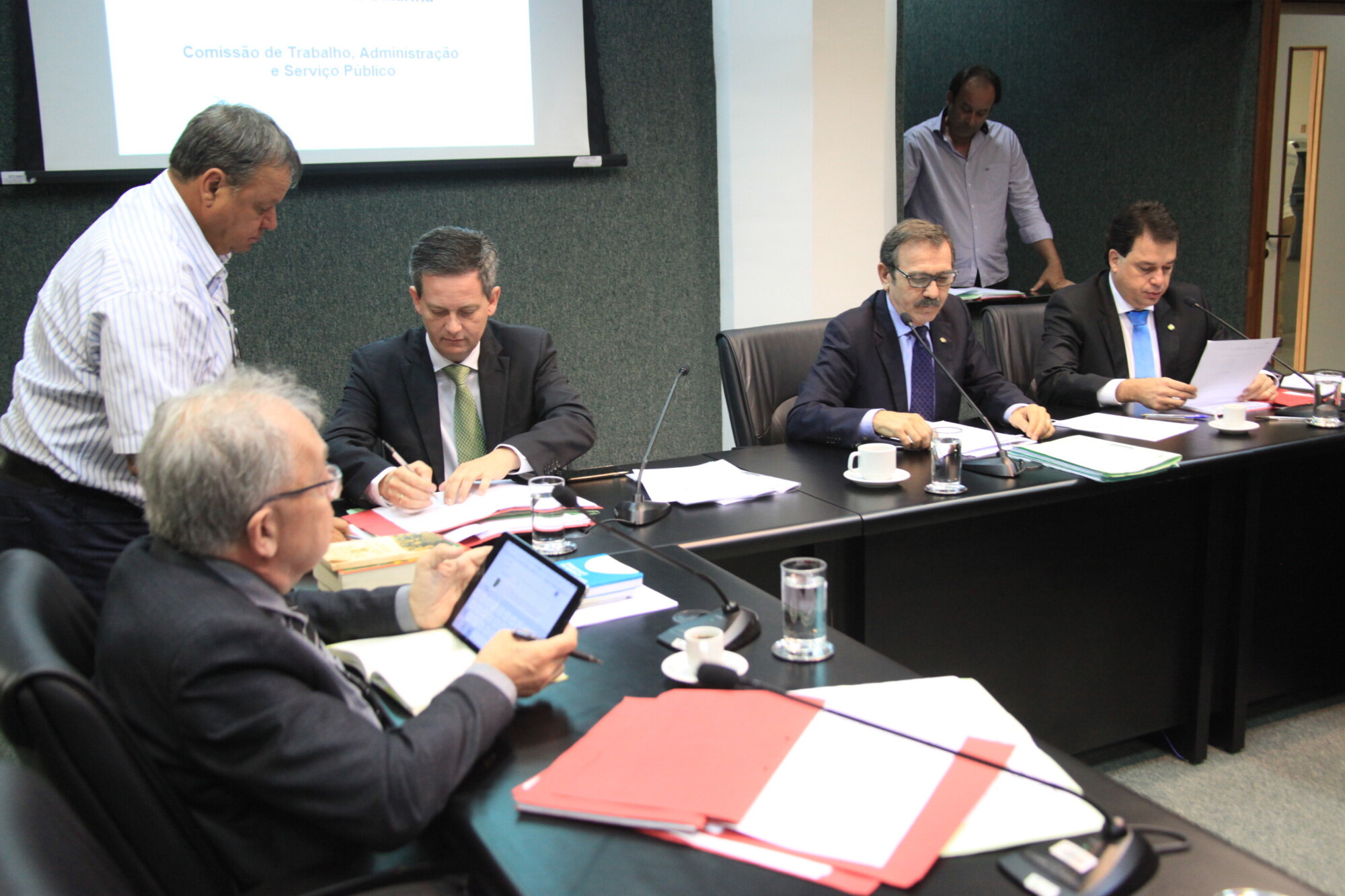 Comissão aprova projeto que restringe admissão em cargos comissionados