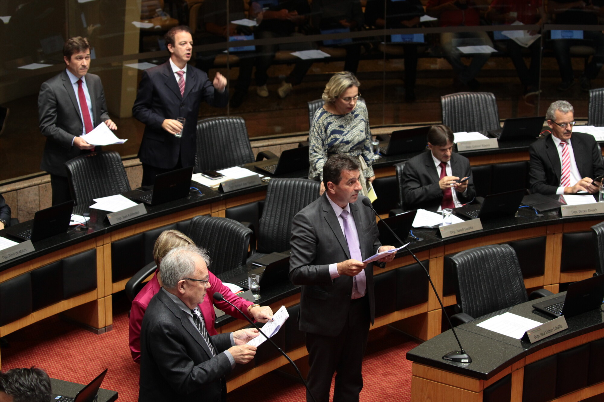 Deputados reagem ao fim das coligações proporcionais e à cláusula de barreira