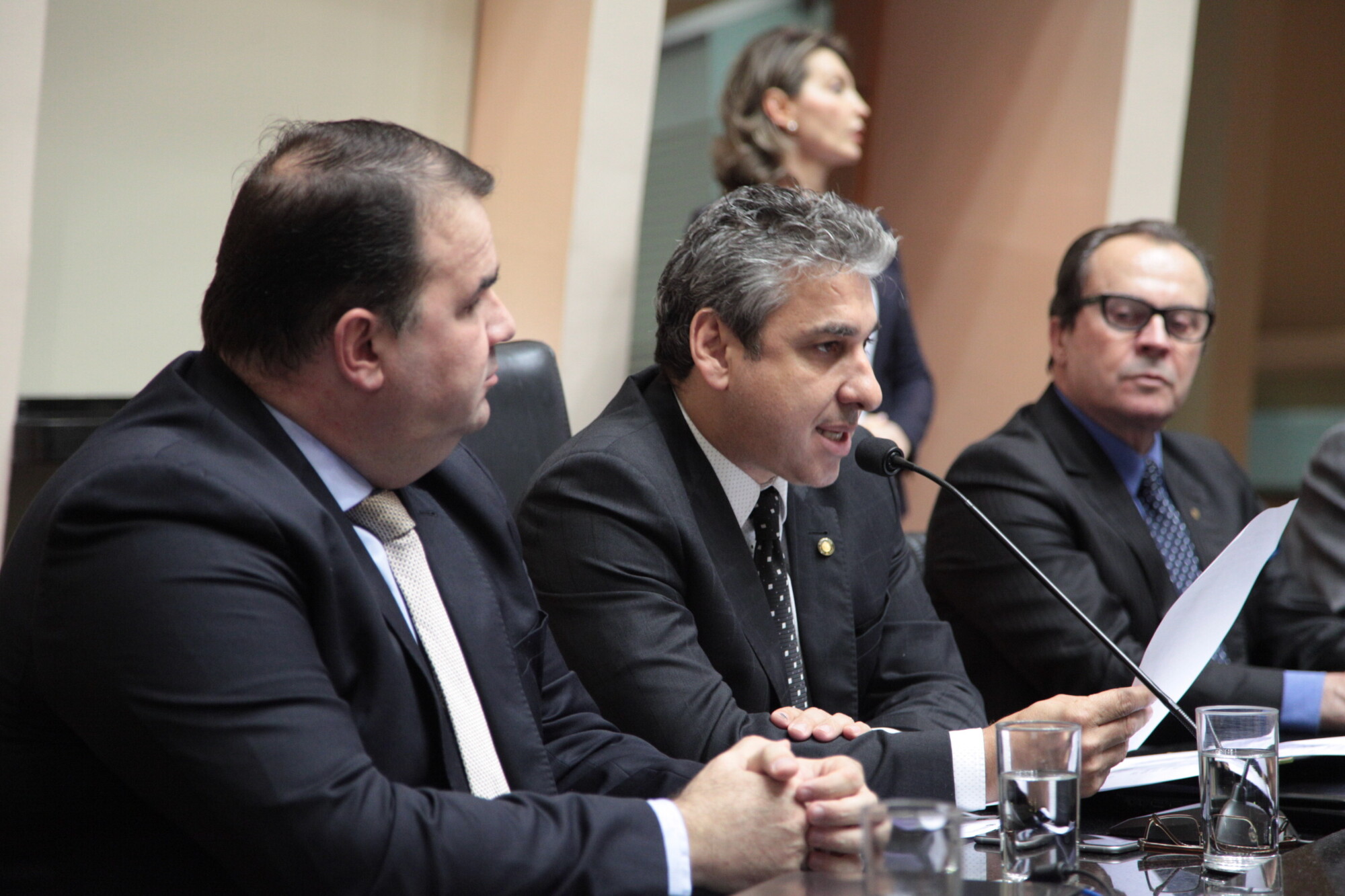 Deputado Mário Marcondes conduz a sessão.