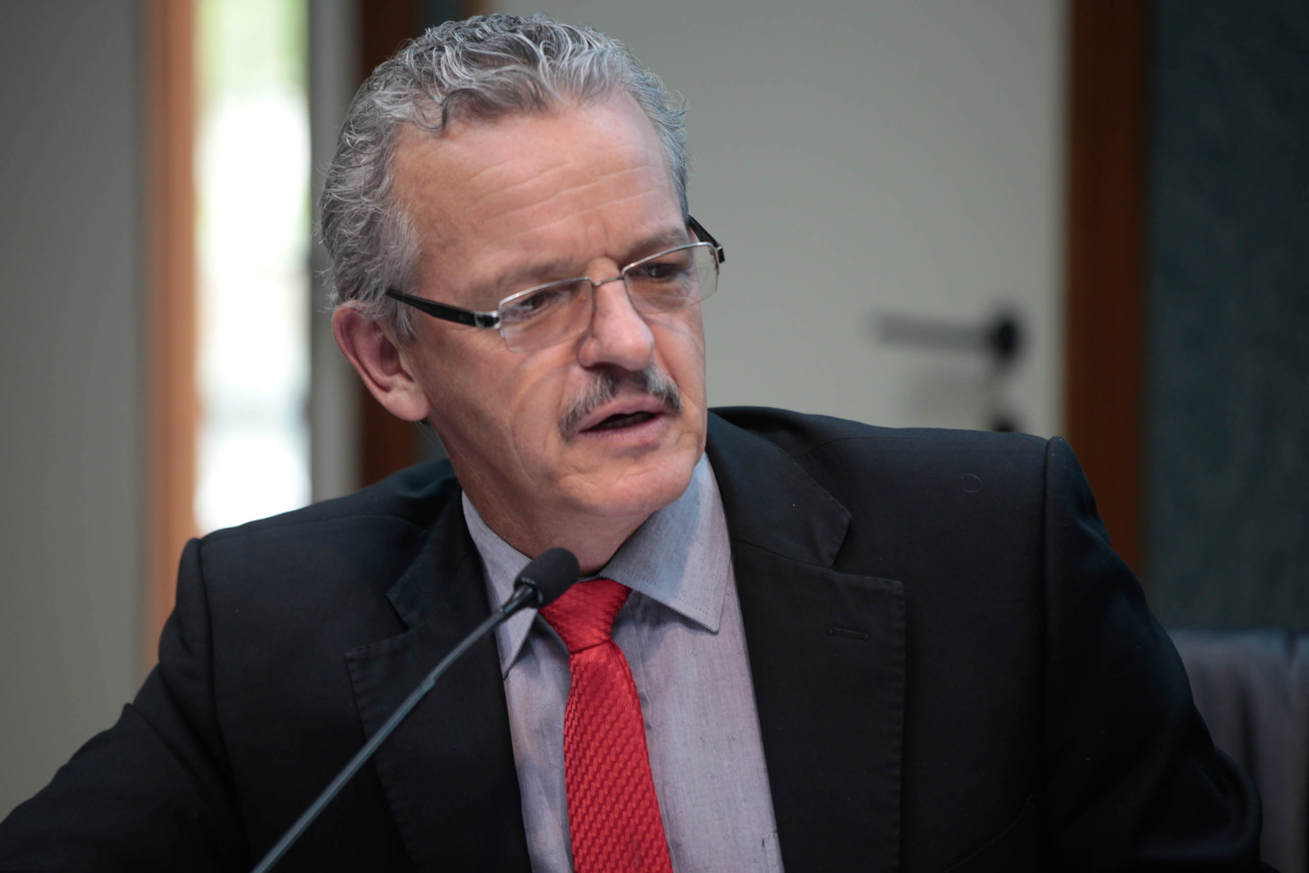 Reunião da Comissão de Economia, Ciência, Tecnologia, Minas e Energia. Deputado Dirceu Dresch (PT).