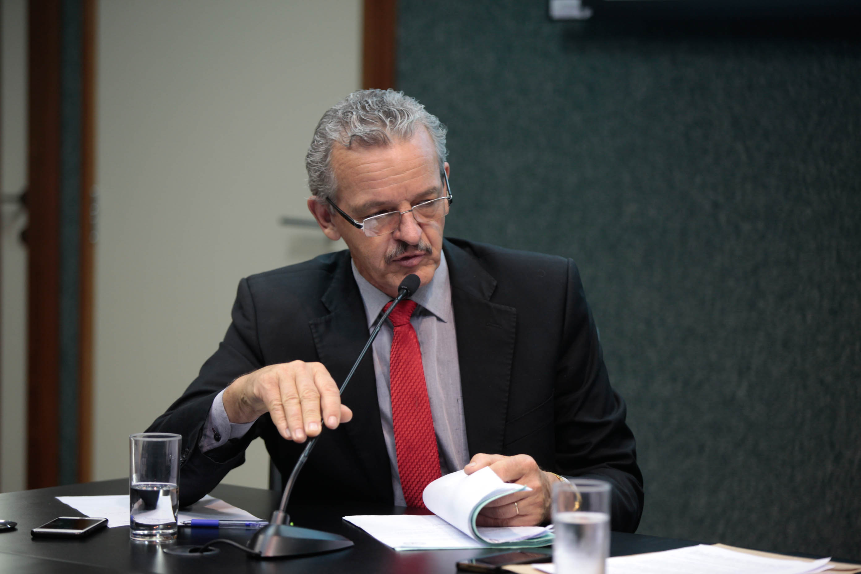 Reunião da Comissão de Economia, Ciência, Tecnologia, Minas e Energia. Deputado Dirceu Dresch (PT).