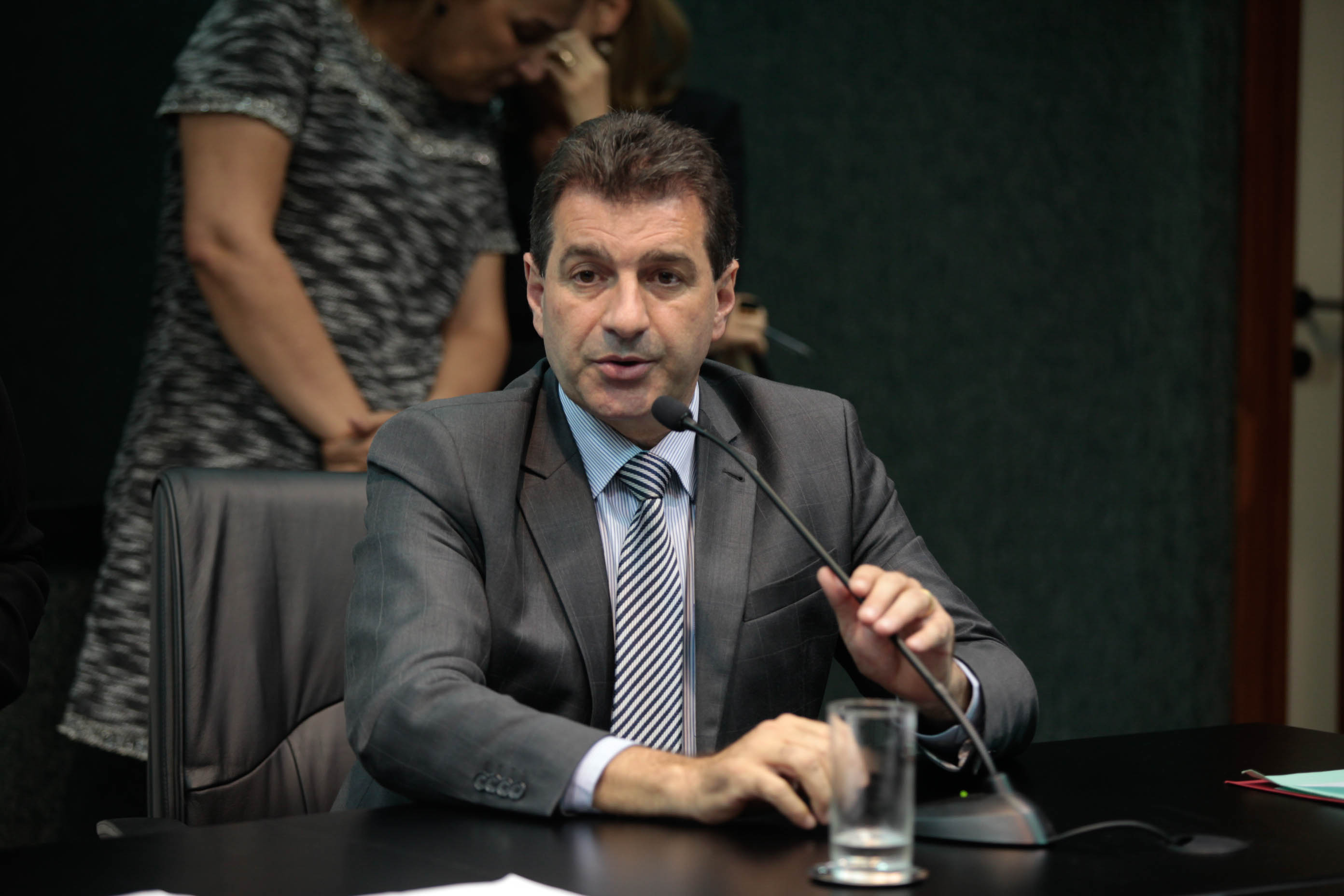 Reunião da Comissão de Economia, Ciência, Tecnologia, Minas e Energia. Deputado Valdir Cobalchini (PMDB).