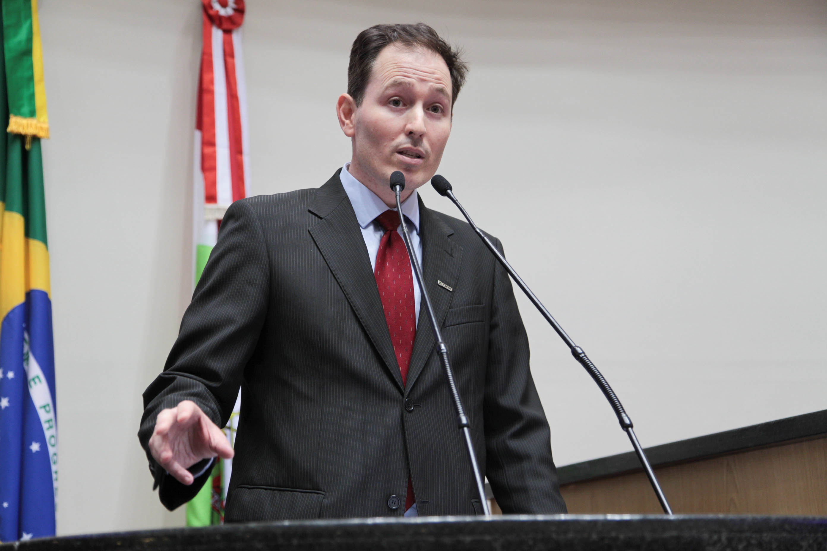 Sessão Ordinária e assinatura de convênio. Dr. Leonardo Secchi.