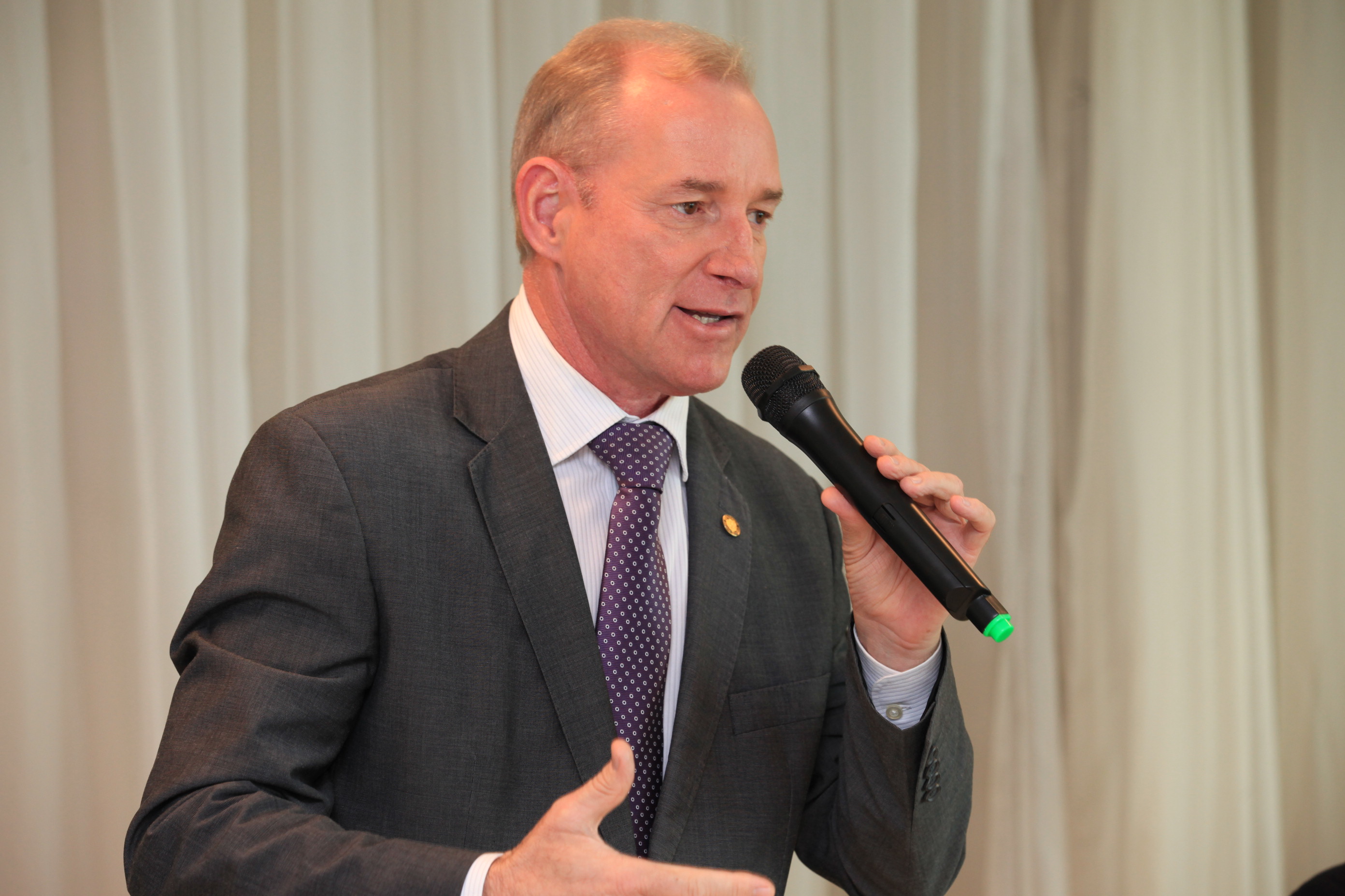 Deputado Aldo Schneider (PMDB). Assinatura de Convênio entre Acaert e Alesc.