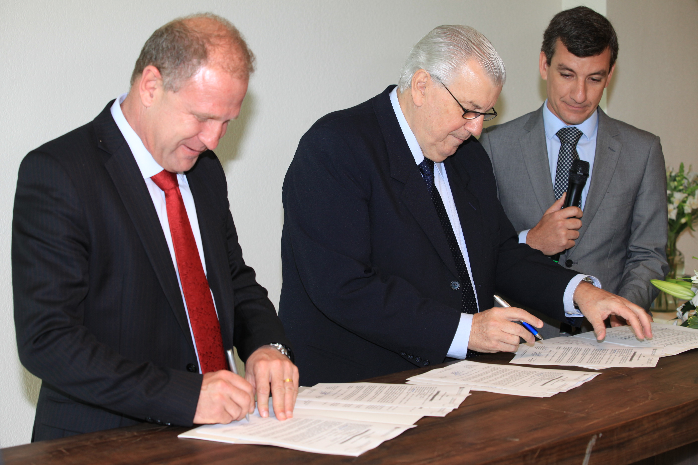 Assinatura de Convênio entre Acaert e Alesc.