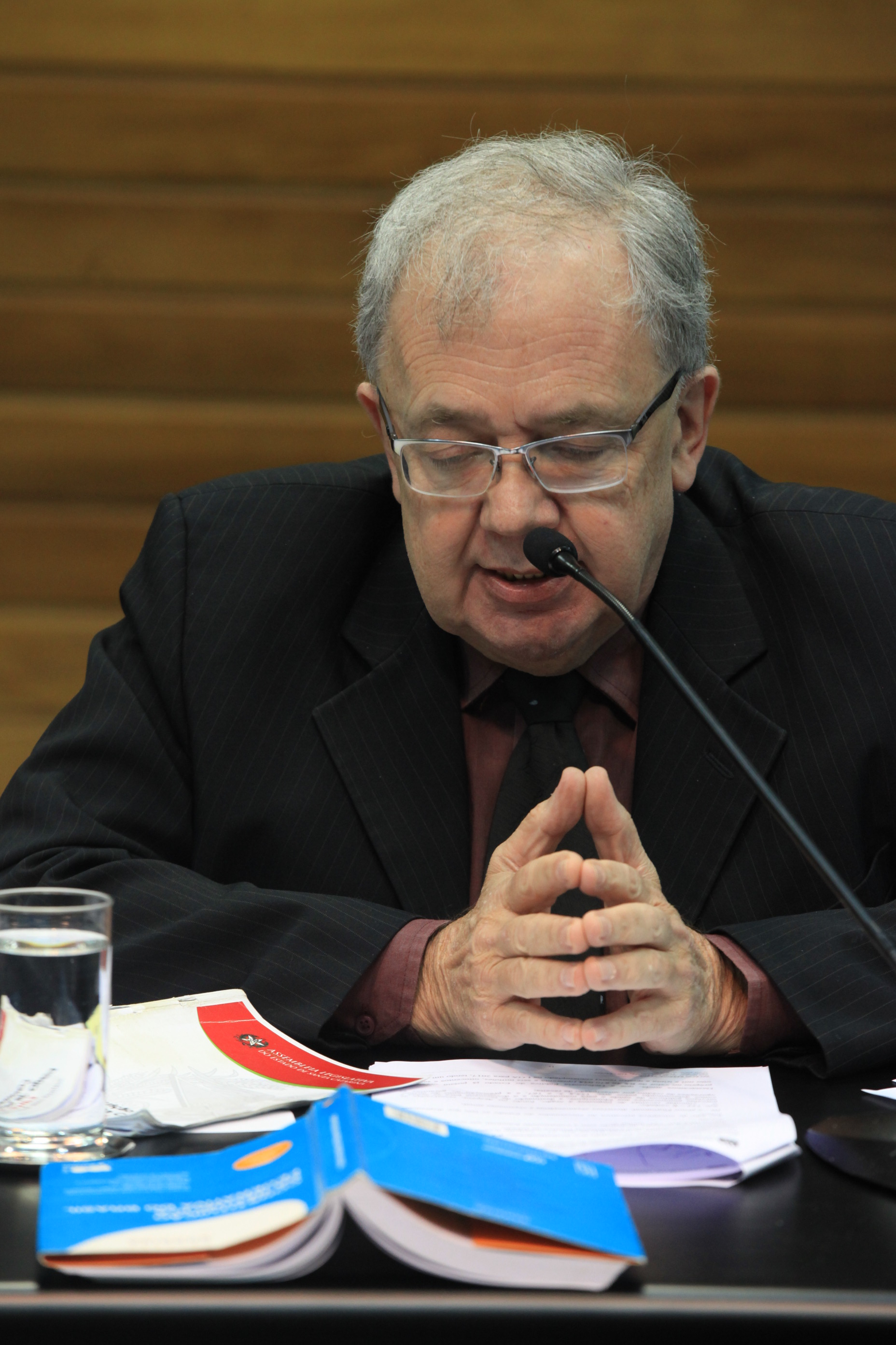 Comissão de Finanças e Tributação. Comissão de Finanças e Tributação. Deputado Fernando Coruja (PMDB).
