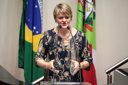 Deputada Luciane quer que população opine e monitore reformas nas escolas de SC