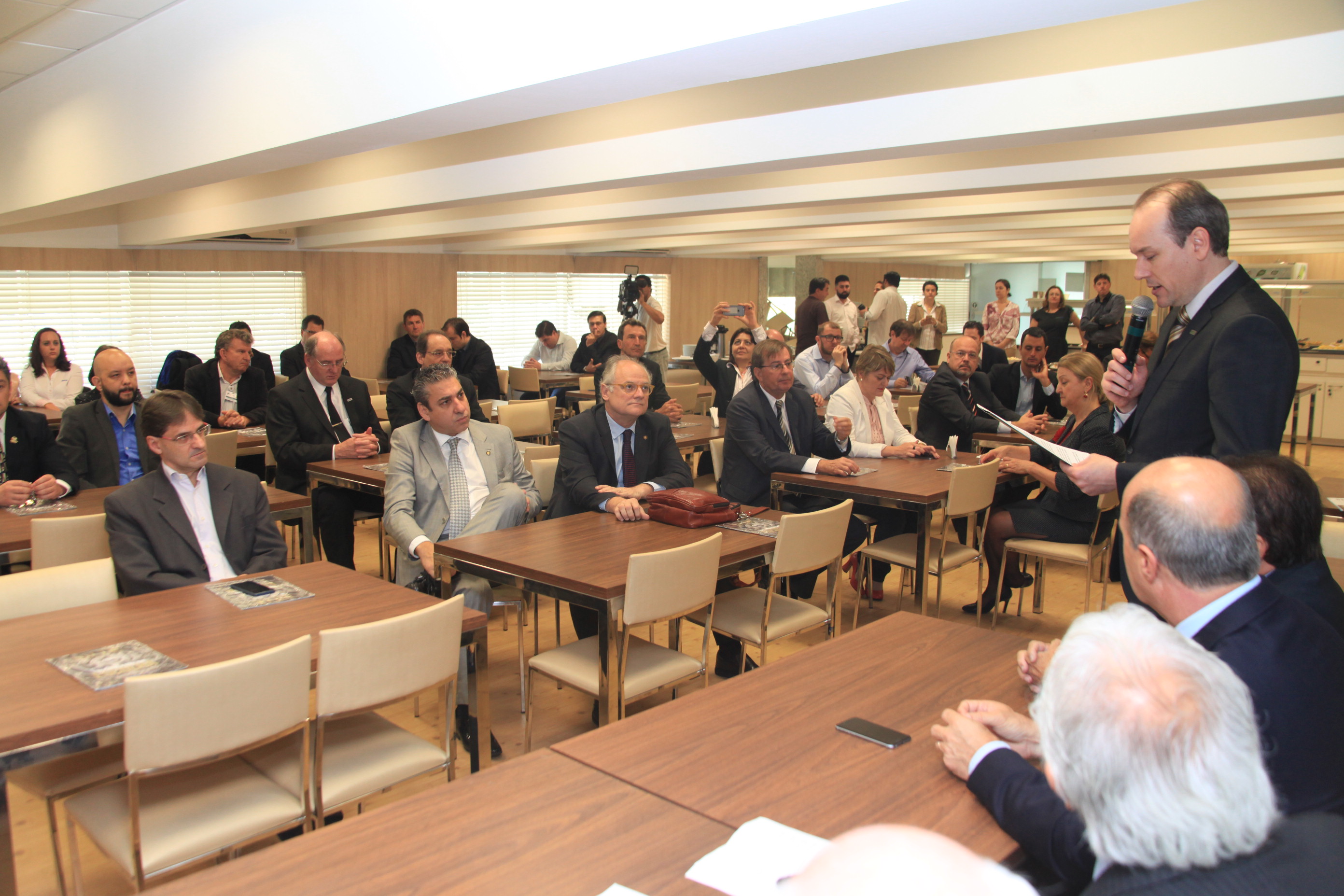 Deputados Participam de Café-da-Manhã Oferecido pela Federação dos Hospitais Filantrópicos de SC.