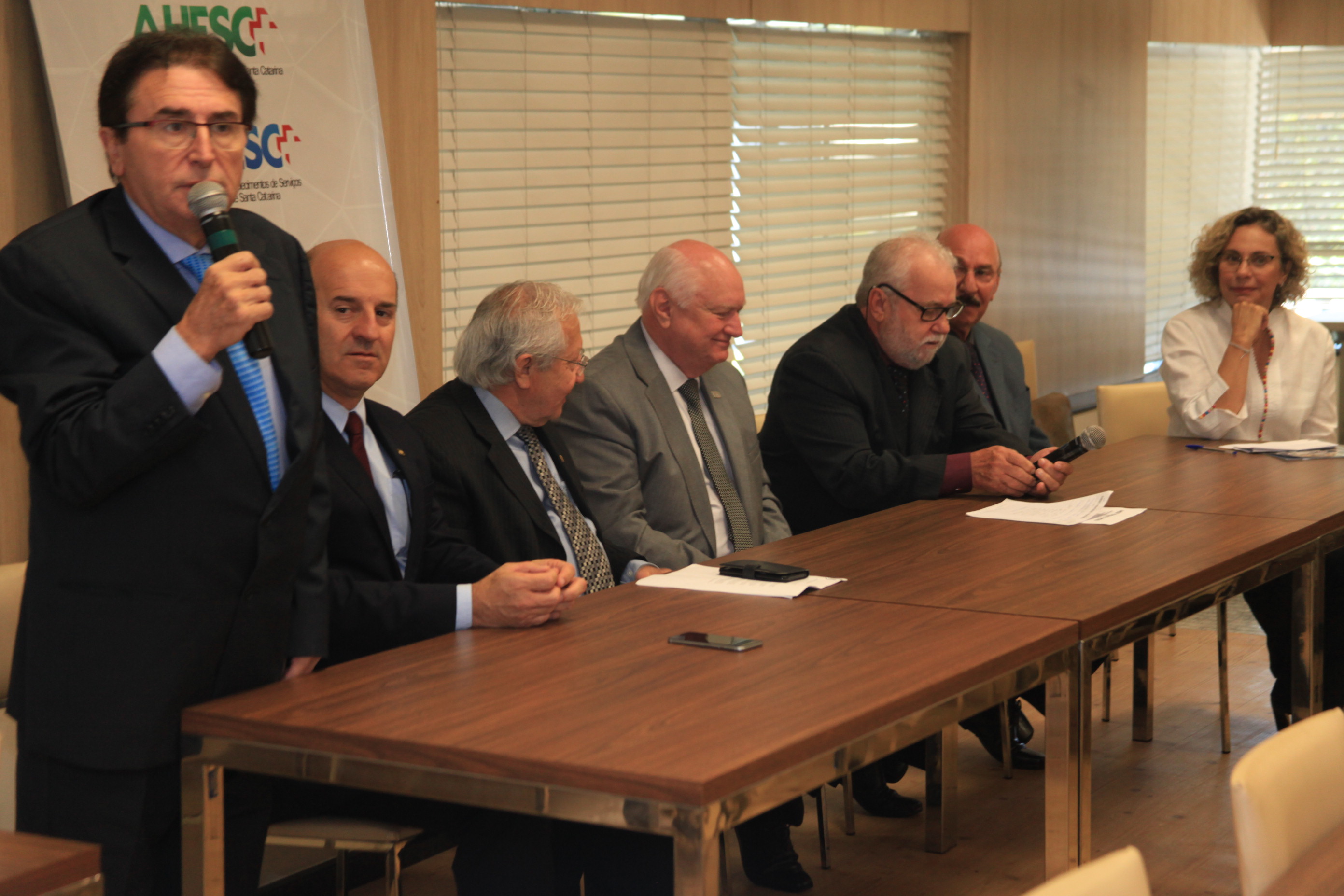 Deputados Participam de Café-da-Manhã Oferecido pela Federação dos Hospitais Filantrópicos de SC.