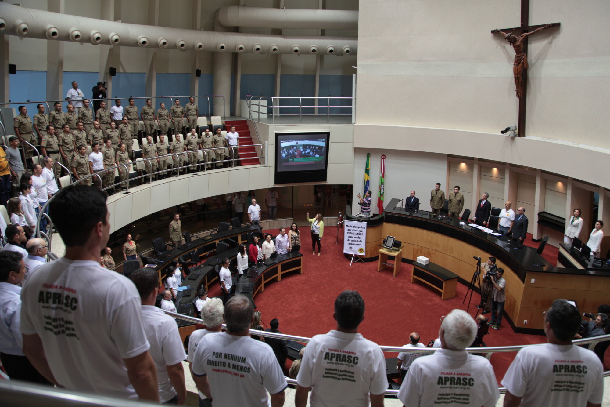 Assembleia homenageia Aprasc, policiais e bombeiros feridos em serviço