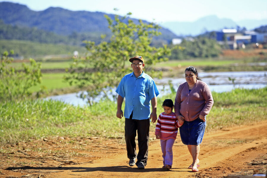 Valdemar Soares, a filha mais nova e a esposa Raquel Vilbert. FOTO: Guto Kuerten/Agência AL