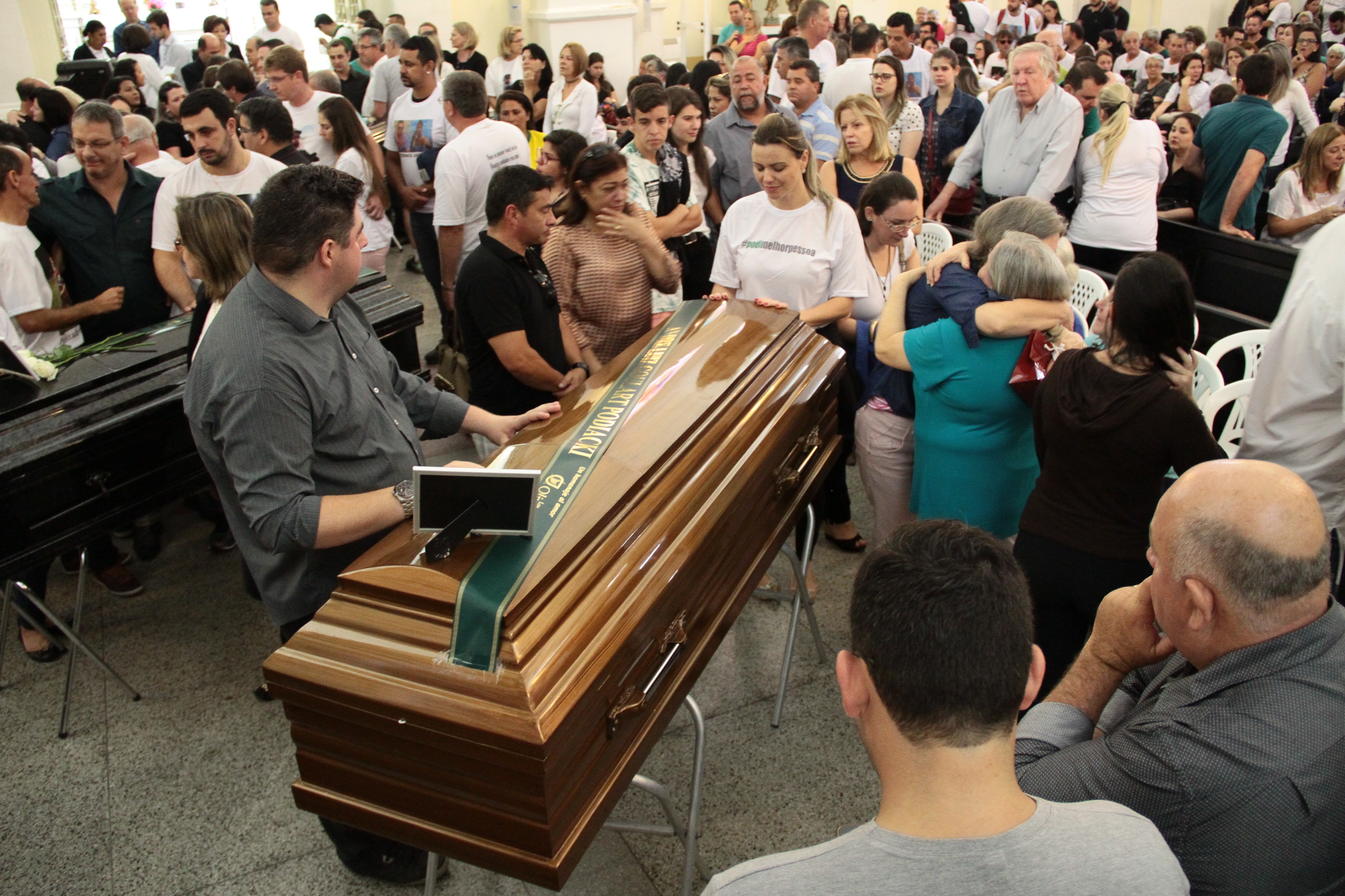 Profissionais da imprensa vítimas de acidente com avião da Chapecoense recebem homenagem em Florianópolis.