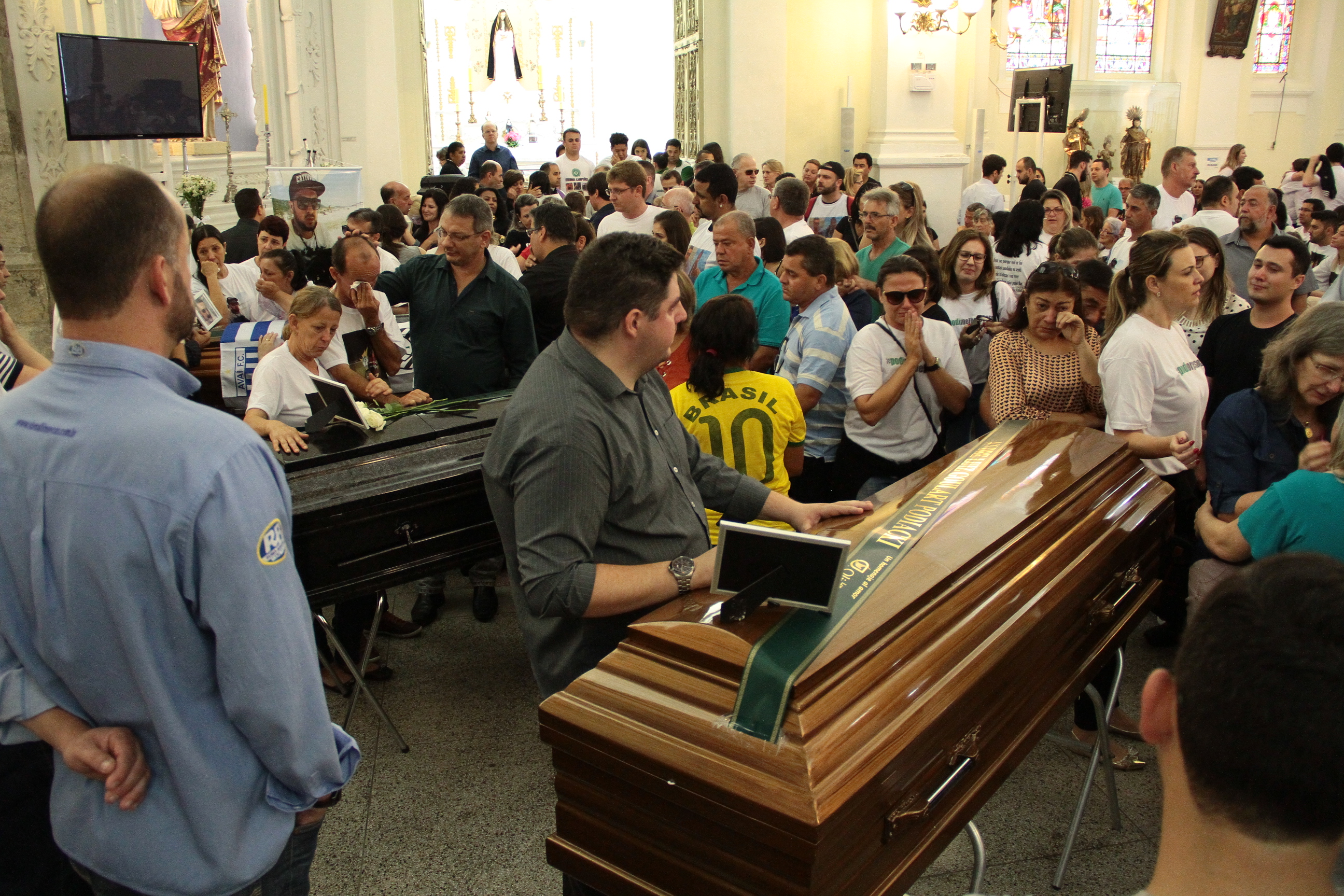 Profissionais da imprensa vítimas de acidente com avião da Chapecoense recebem homenagem em Florianópolis.