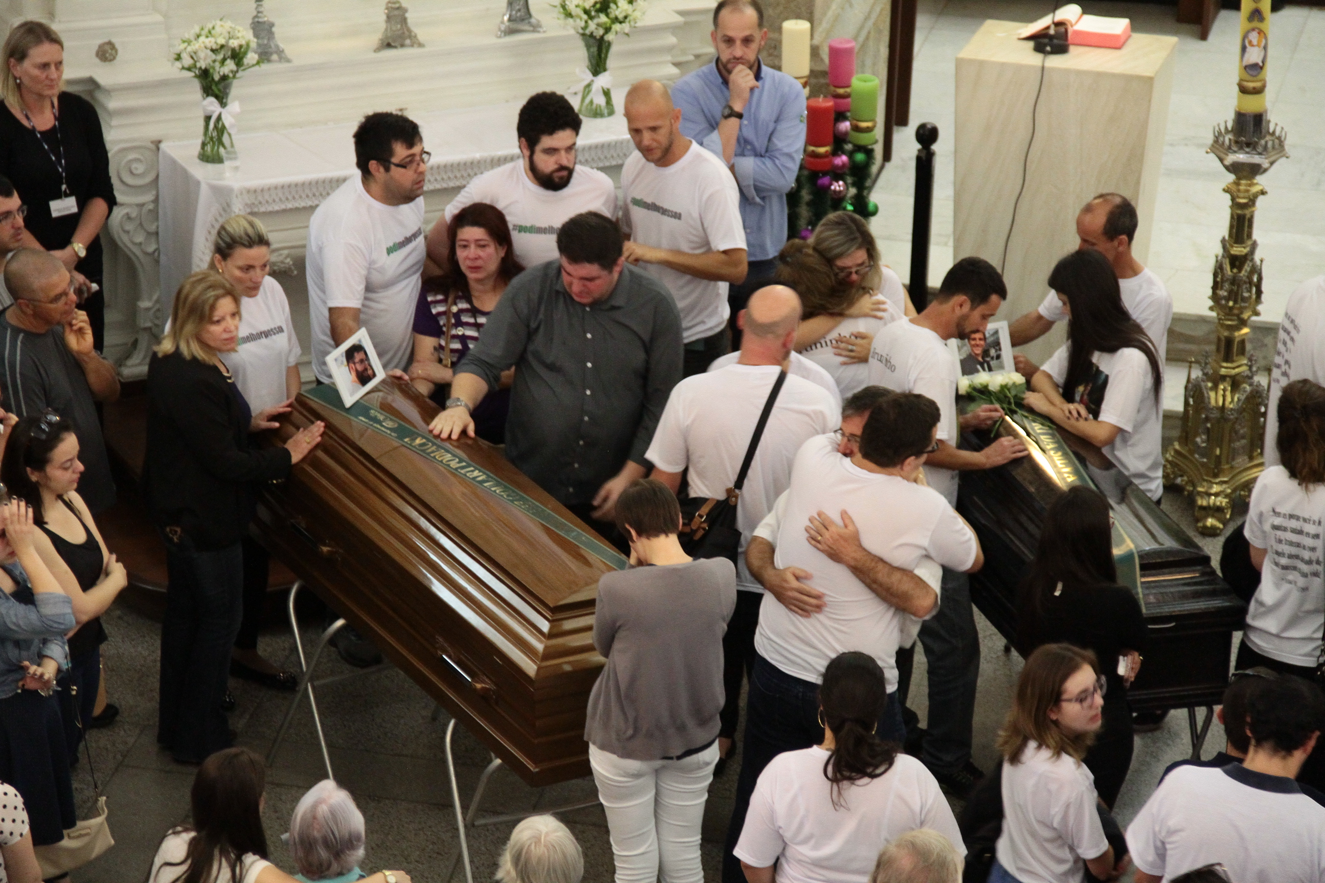 Profissionais da imprensa vítimas de acidente com avião da Chapecoense recebem homenagem em Florianópolis.