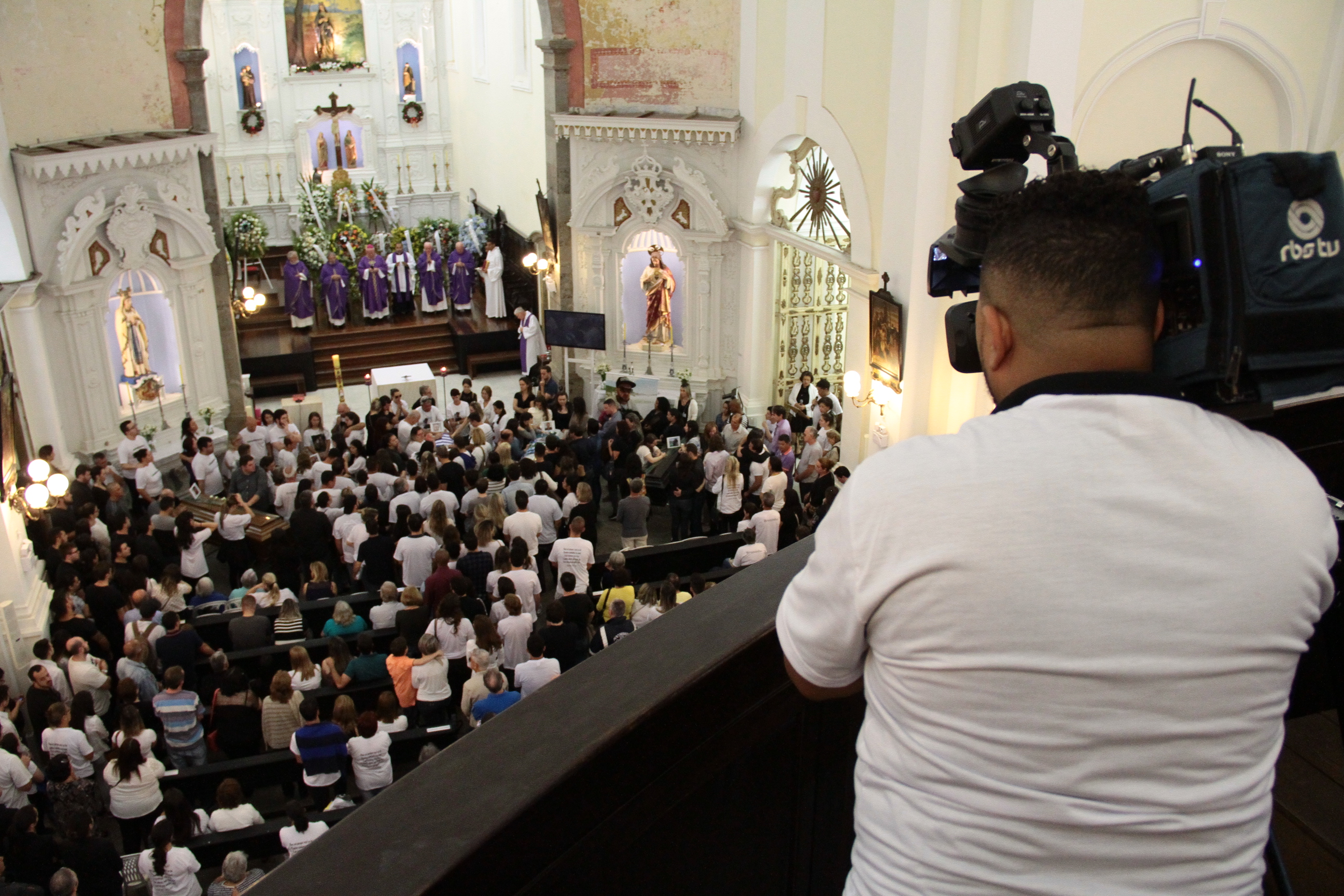 Profissionais da imprensa vítimas de acidente com avião da Chapecoense recebem homenagem em Florianópolis.